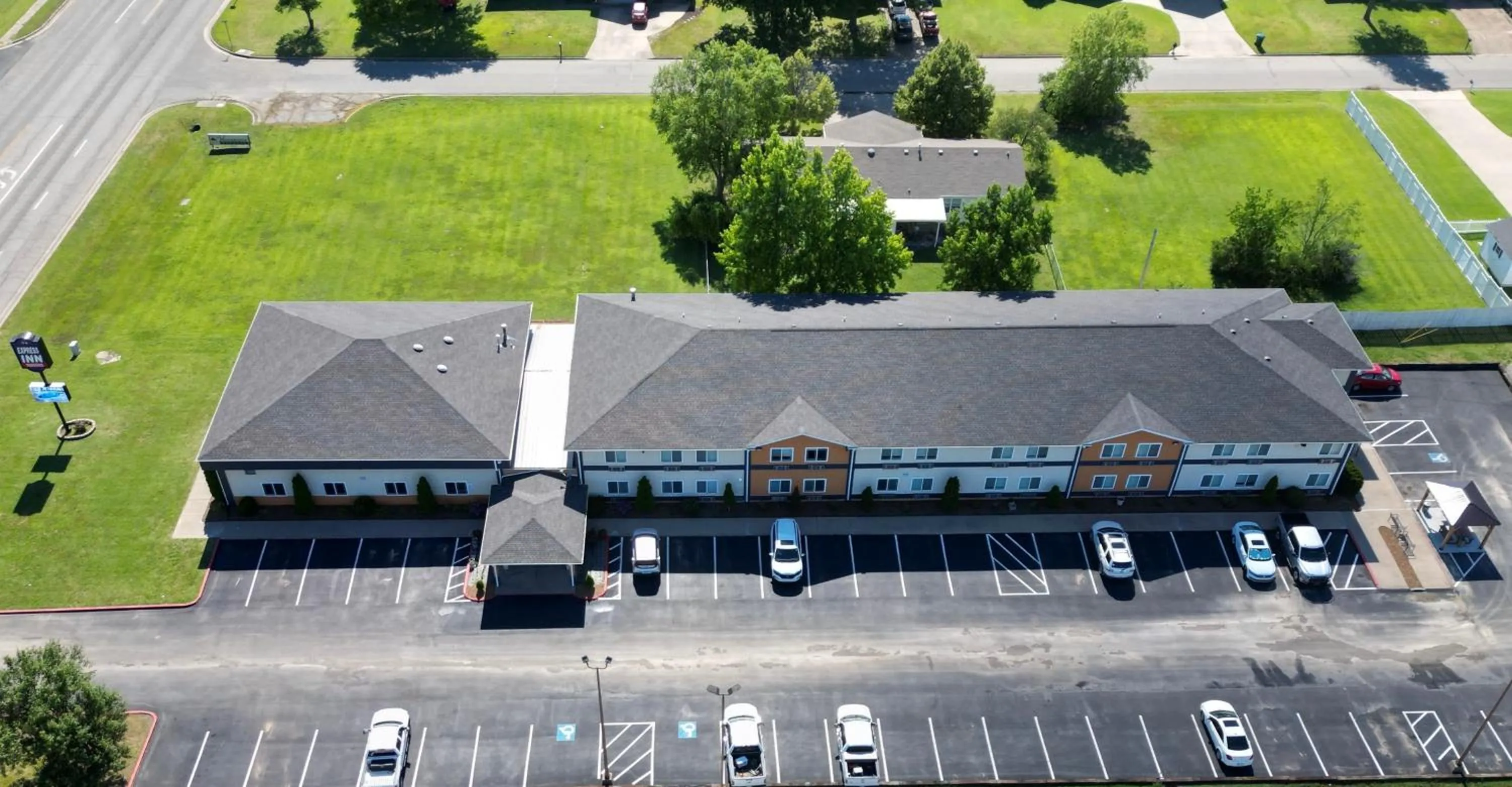 Property building in Express Inn Parsons