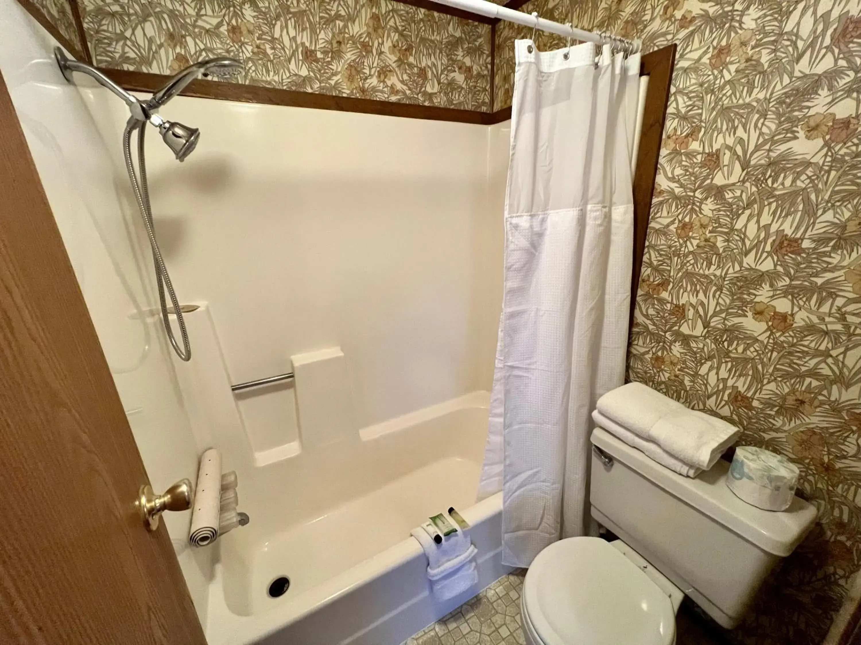 Deluxe Queen Studio in Border Inn Casino Deluxe Queen Studio in Border Inn Casino