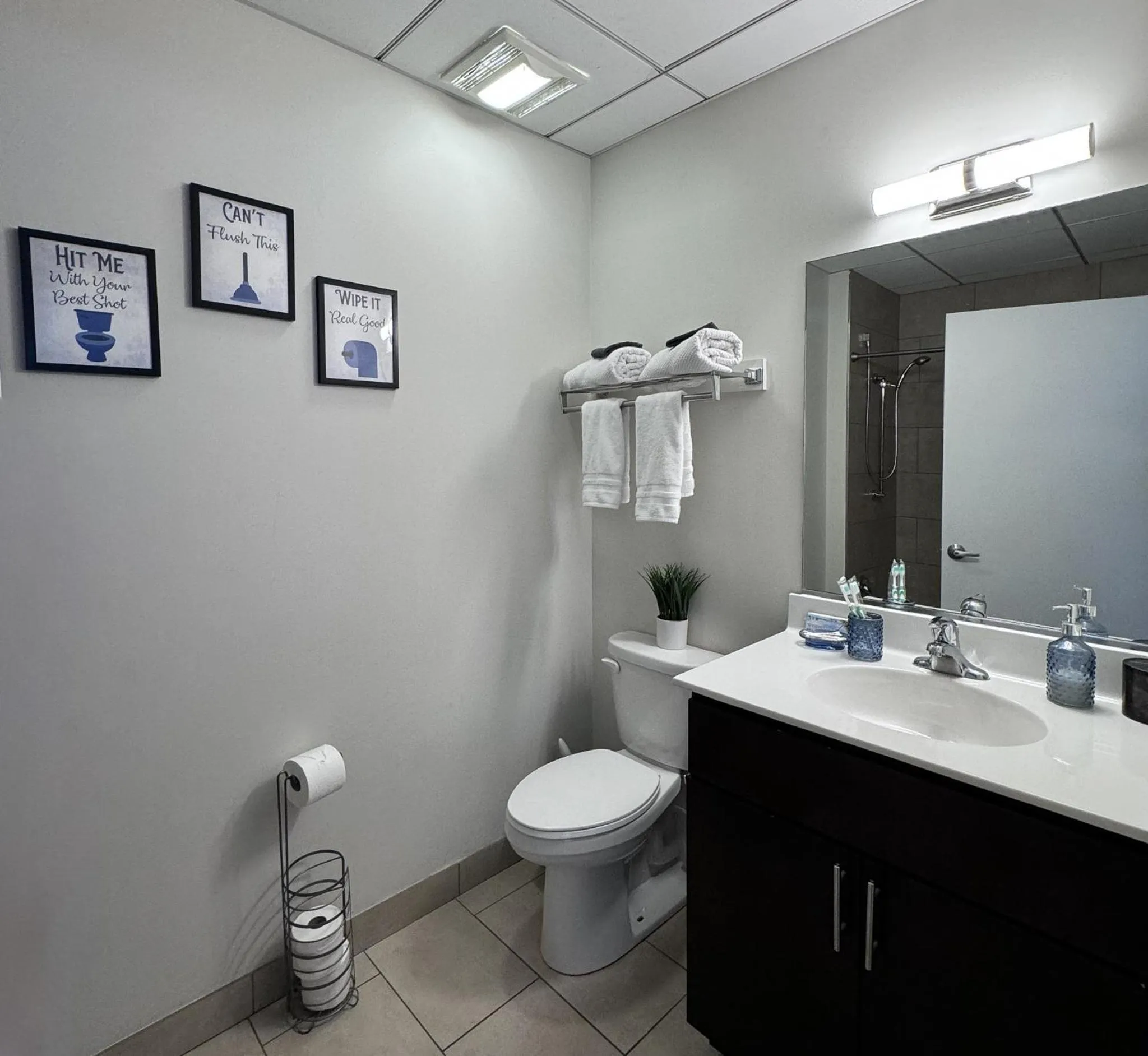 Bathroom in Luxéry Stay Chicago - Themed Units! Close to Downtown, McCormick Place & Wintrust Arena