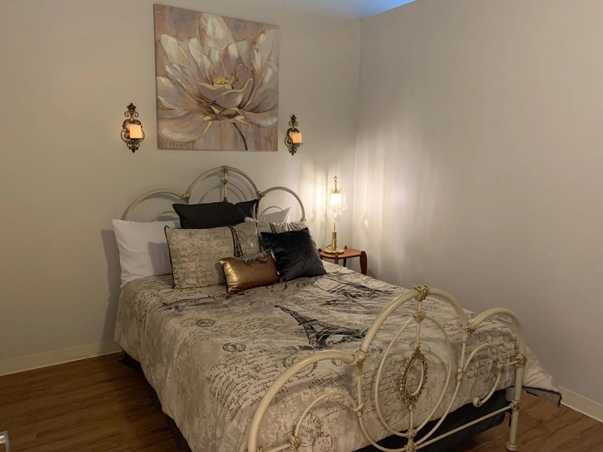 Bed in Luxéry Stay Chicago - Themed Units! Close to Downtown, McCormick Place & Wintrust Arena