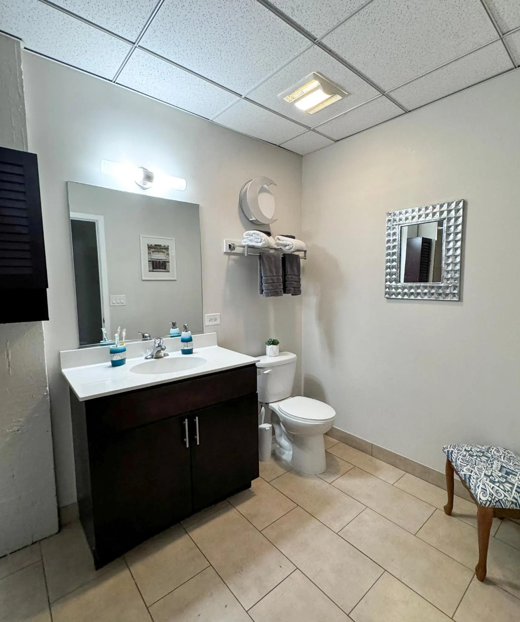Bathroom in Luxéry Stay Chicago - Themed Units! Close to Downtown, McCormick Place & Wintrust Arena