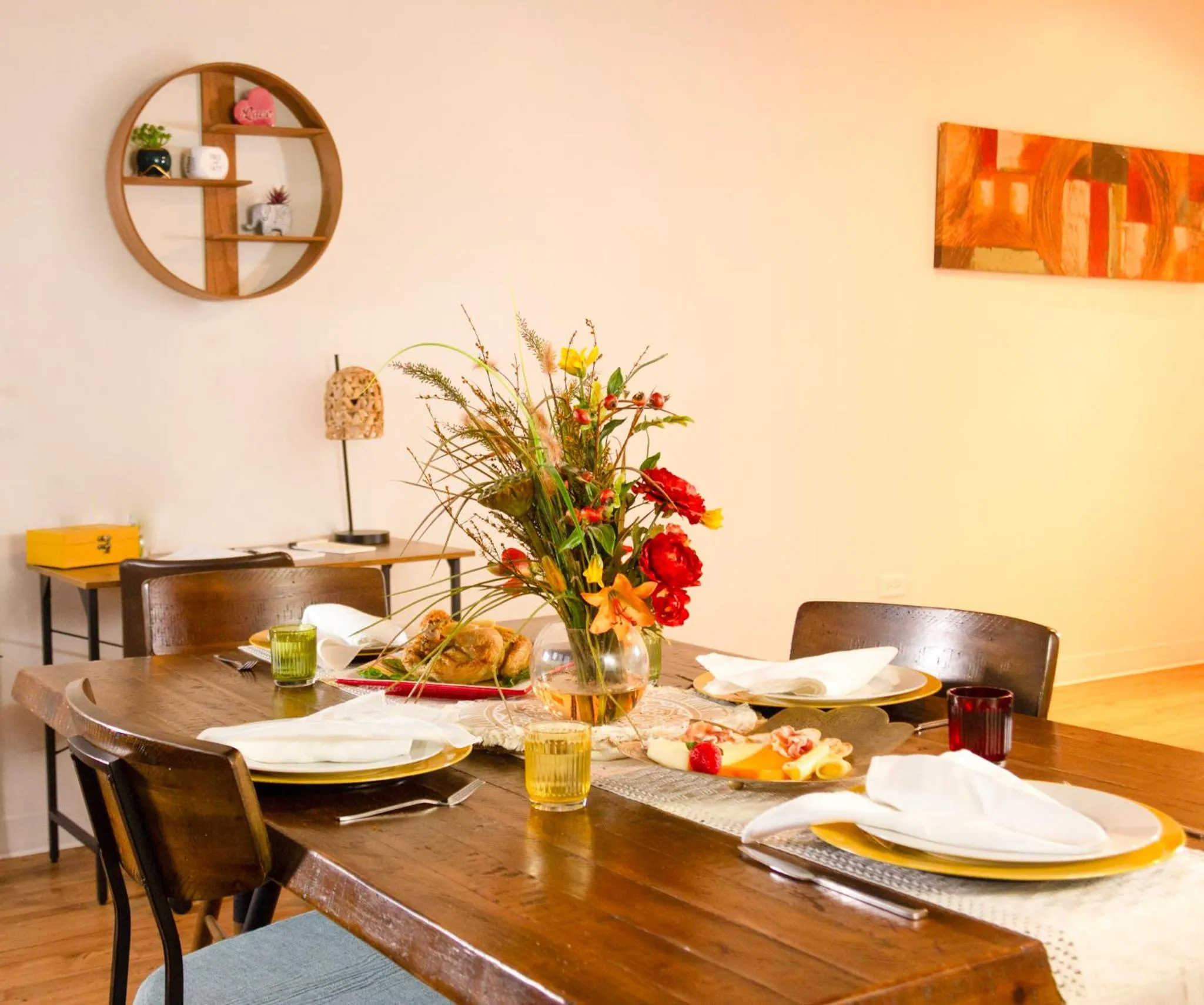 Dining area in Luxéry Stay Chicago - Themed Units! Close to Downtown, McCormick Place & Wintrust Arena