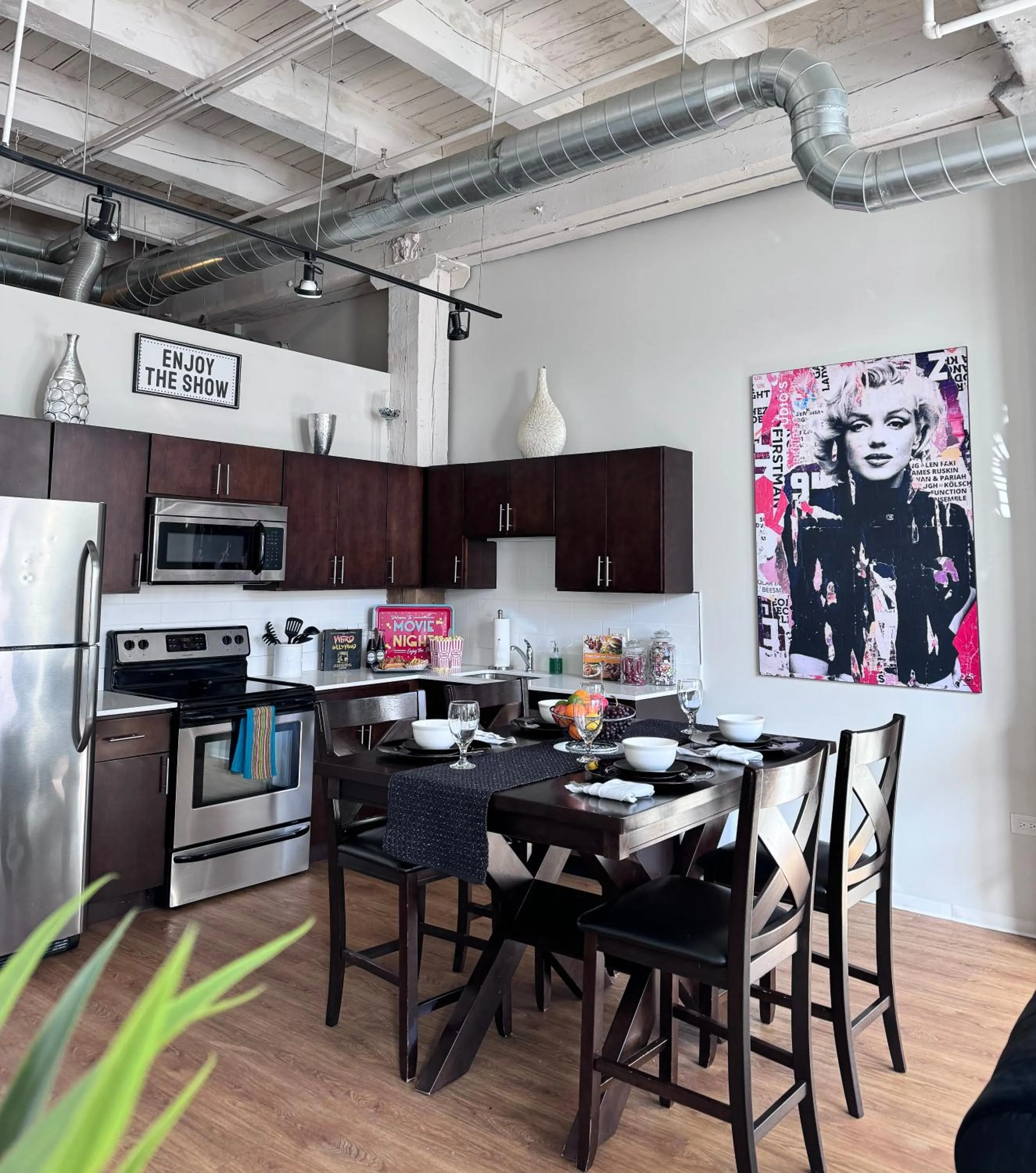 kitchen in Luxéry Stay Chicago - Themed Units! Close to Downtown, McCormick Place & Wintrust Arena