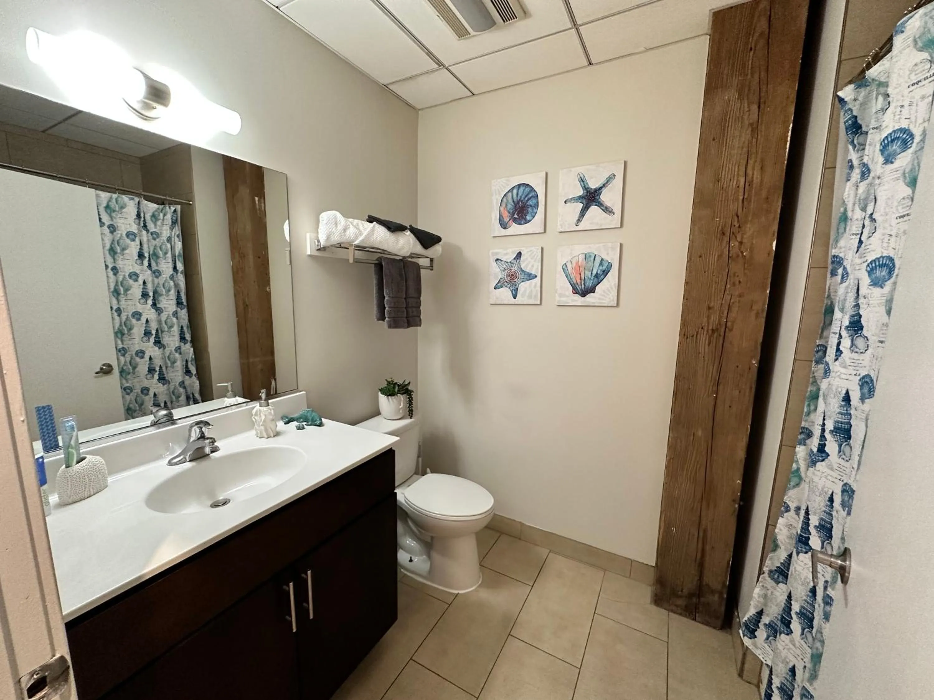 Bathroom in Luxéry Stay Chicago - Themed Units! Close to Downtown, McCormick Place & Wintrust Arena