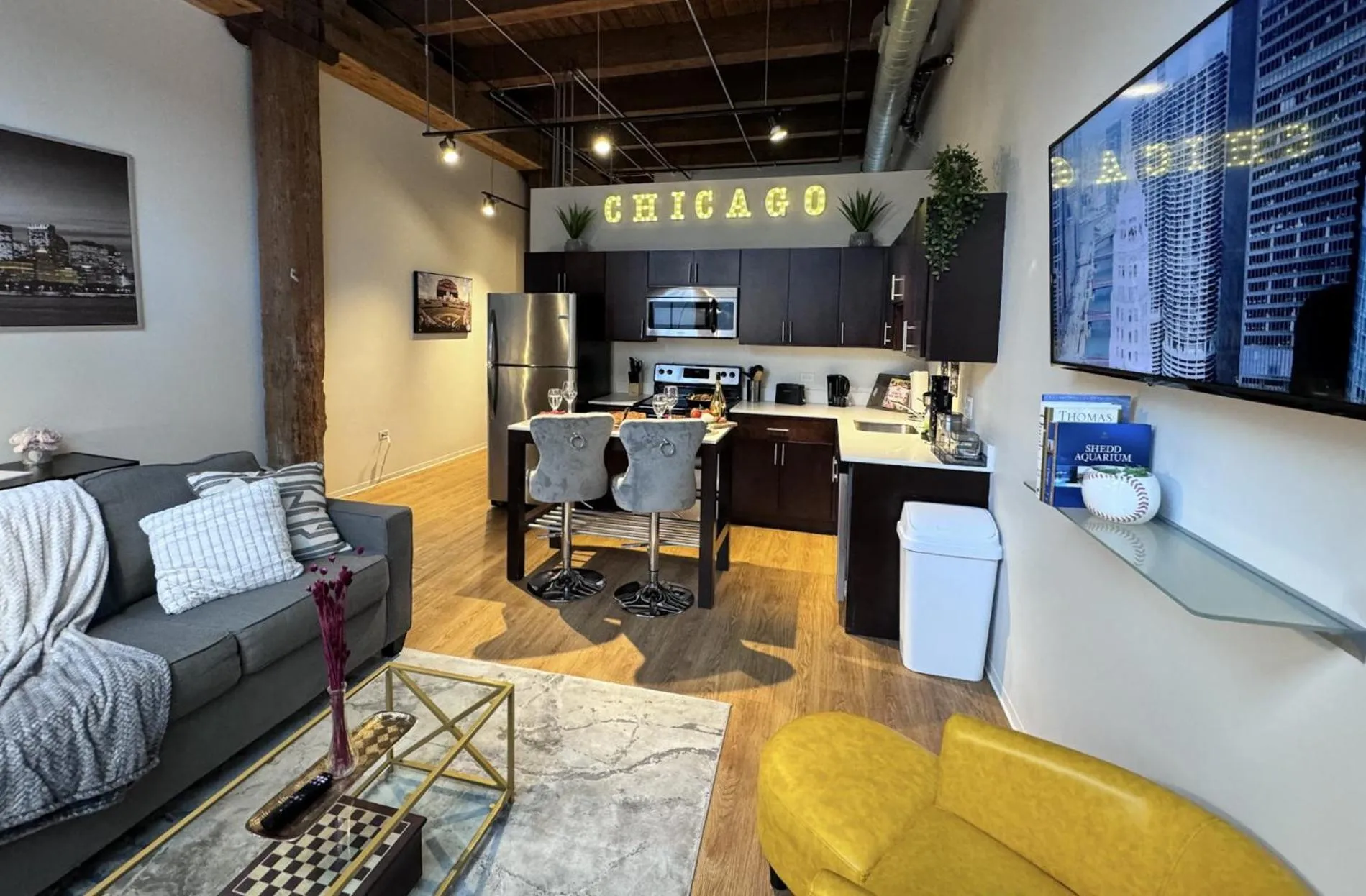 Living room in Luxéry Stay Chicago - Themed Units! Close to Downtown, McCormick Place & Wintrust Arena
