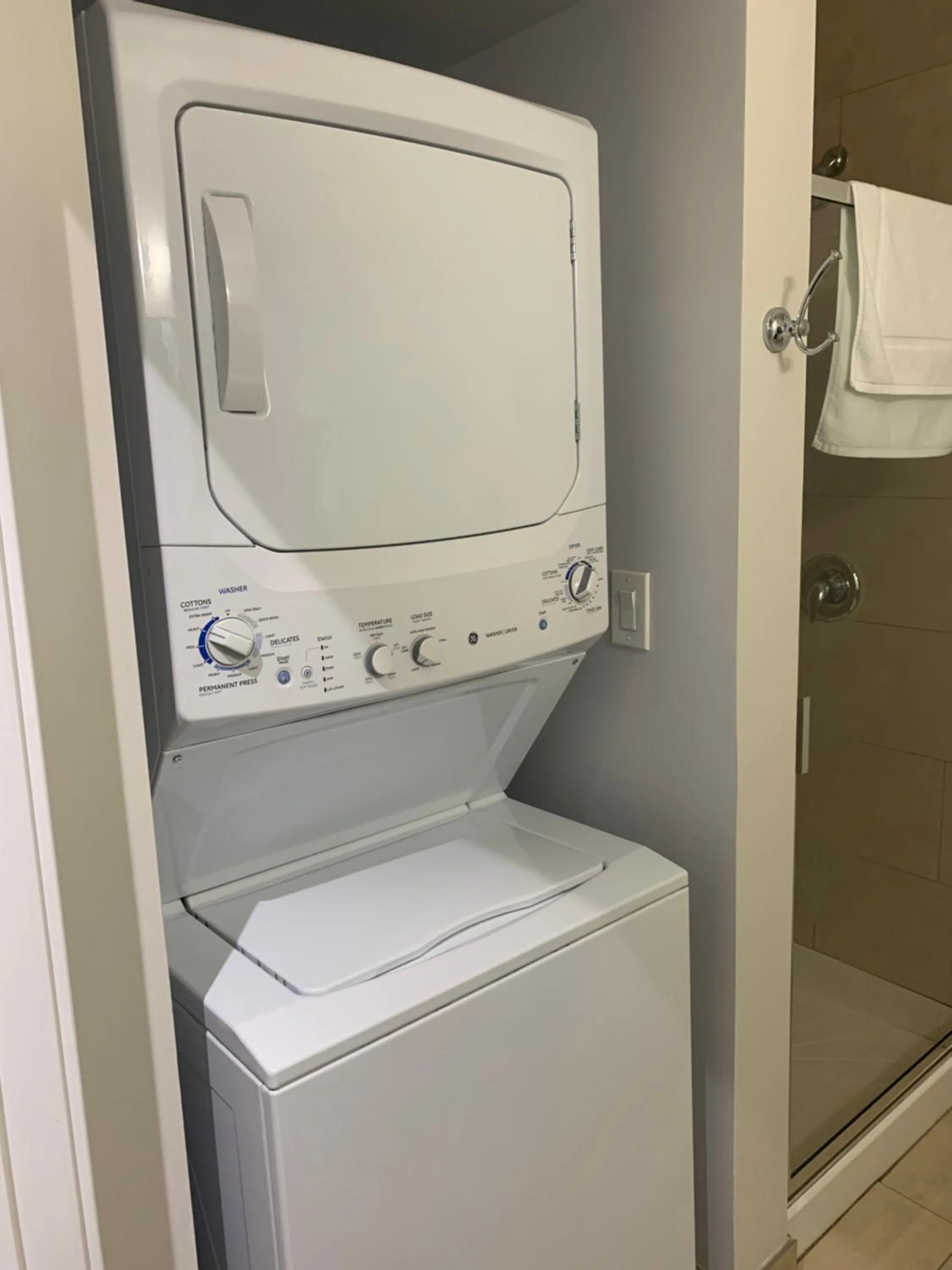 washing machine in Luxéry Stay Chicago - Themed Units! Close to Downtown, McCormick Place & Wintrust Arena