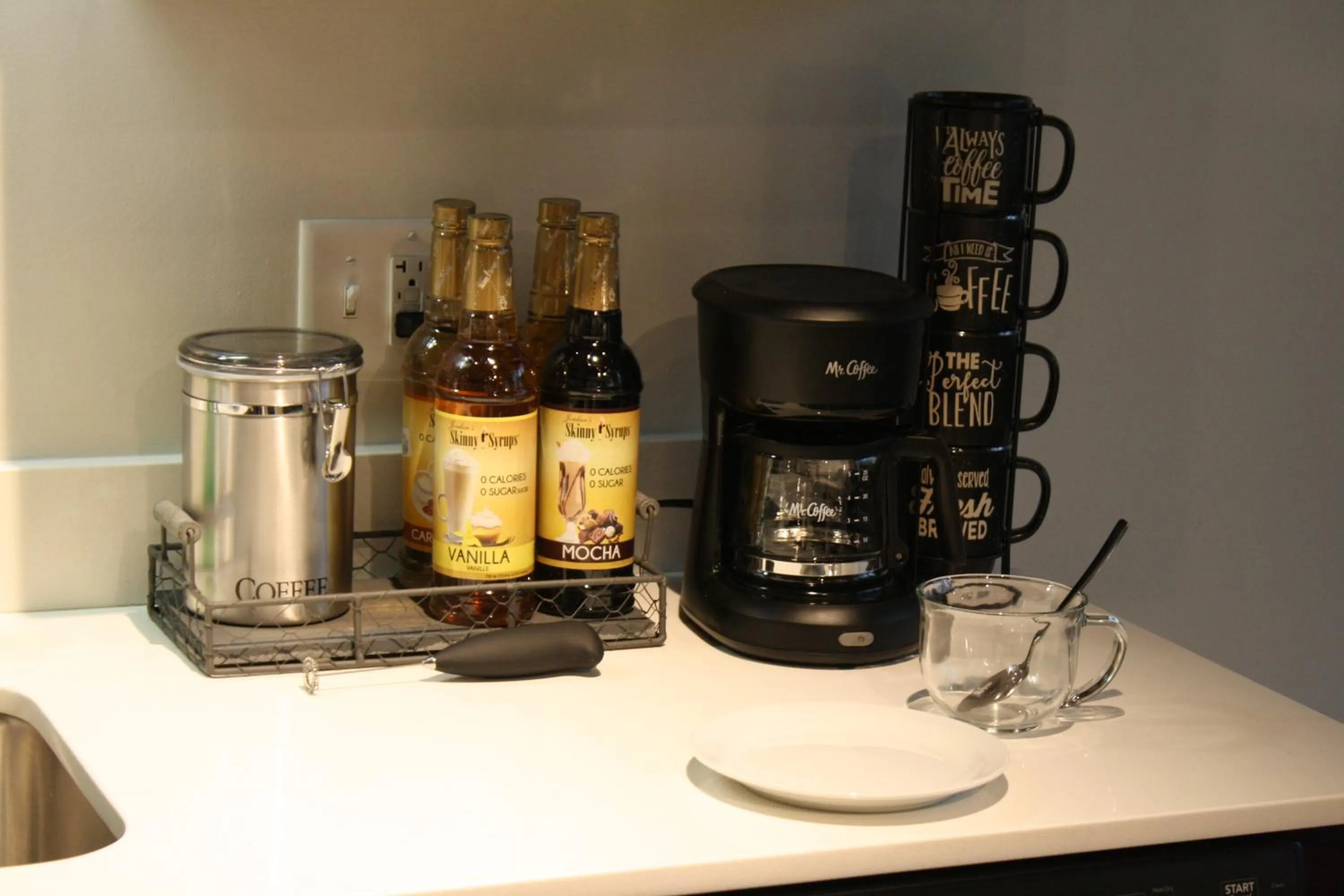 Coffee/tea facilities in Luxéry Stay Chicago - Themed Units! Close to Downtown, McCormick Place & Wintrust Arena