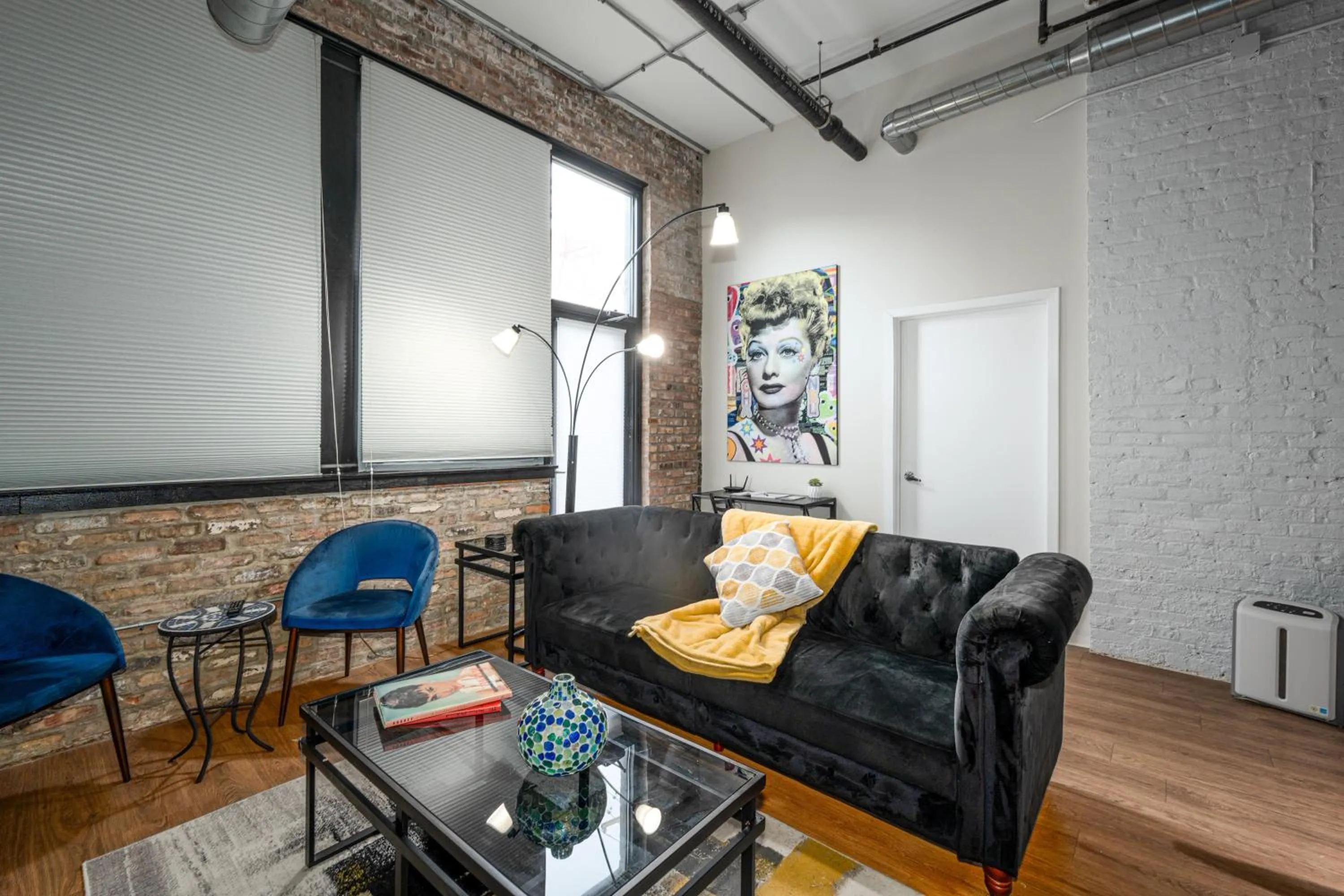 Seating area in Luxéry Stay Chicago - Themed Units! Close to Downtown, McCormick Place & Wintrust Arena