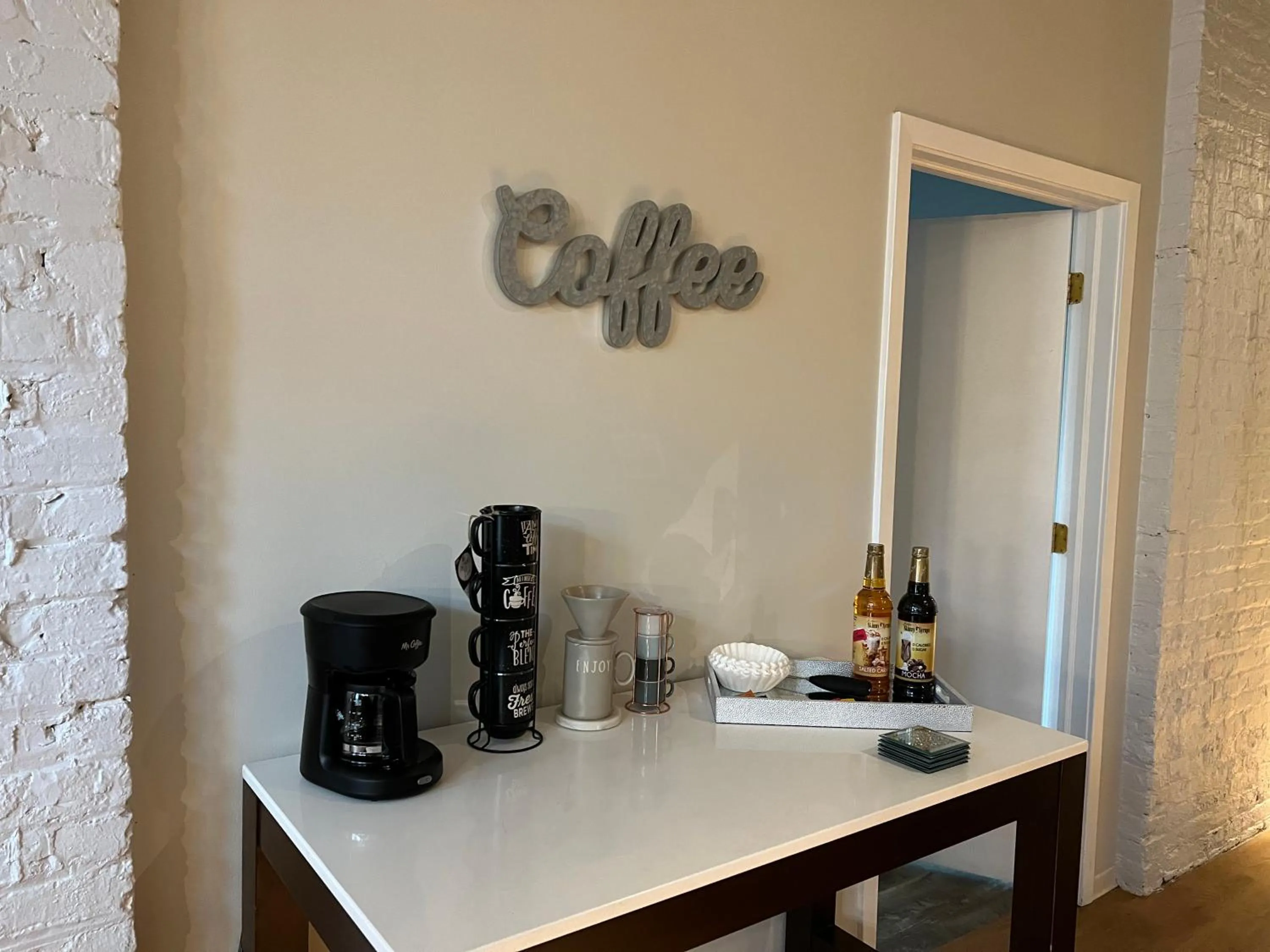 Coffee/tea facilities in Luxéry Stay Chicago - Themed Units! Close to Downtown, McCormick Place & Wintrust Arena