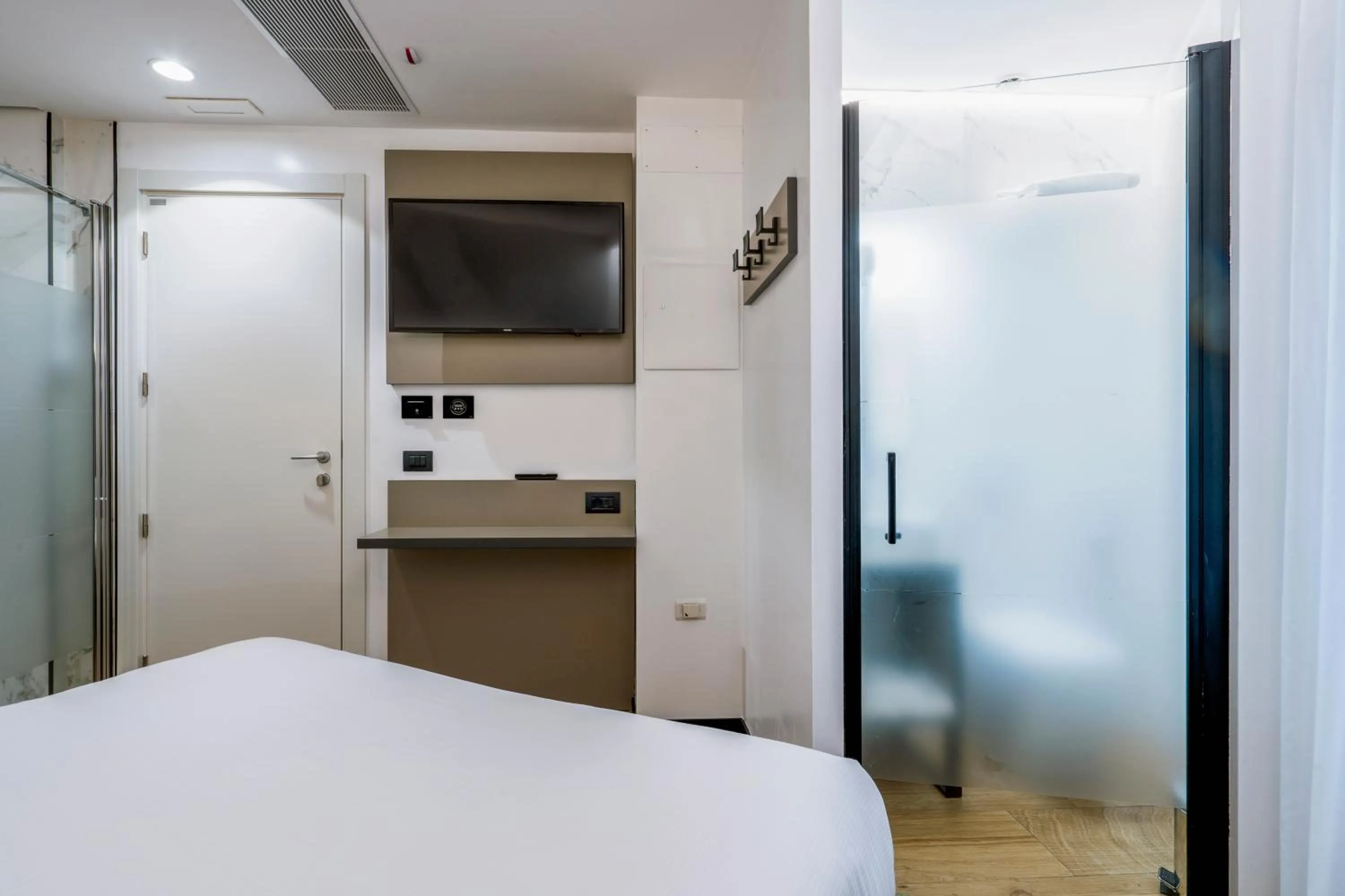 Bathroom, Bed in London Hotel