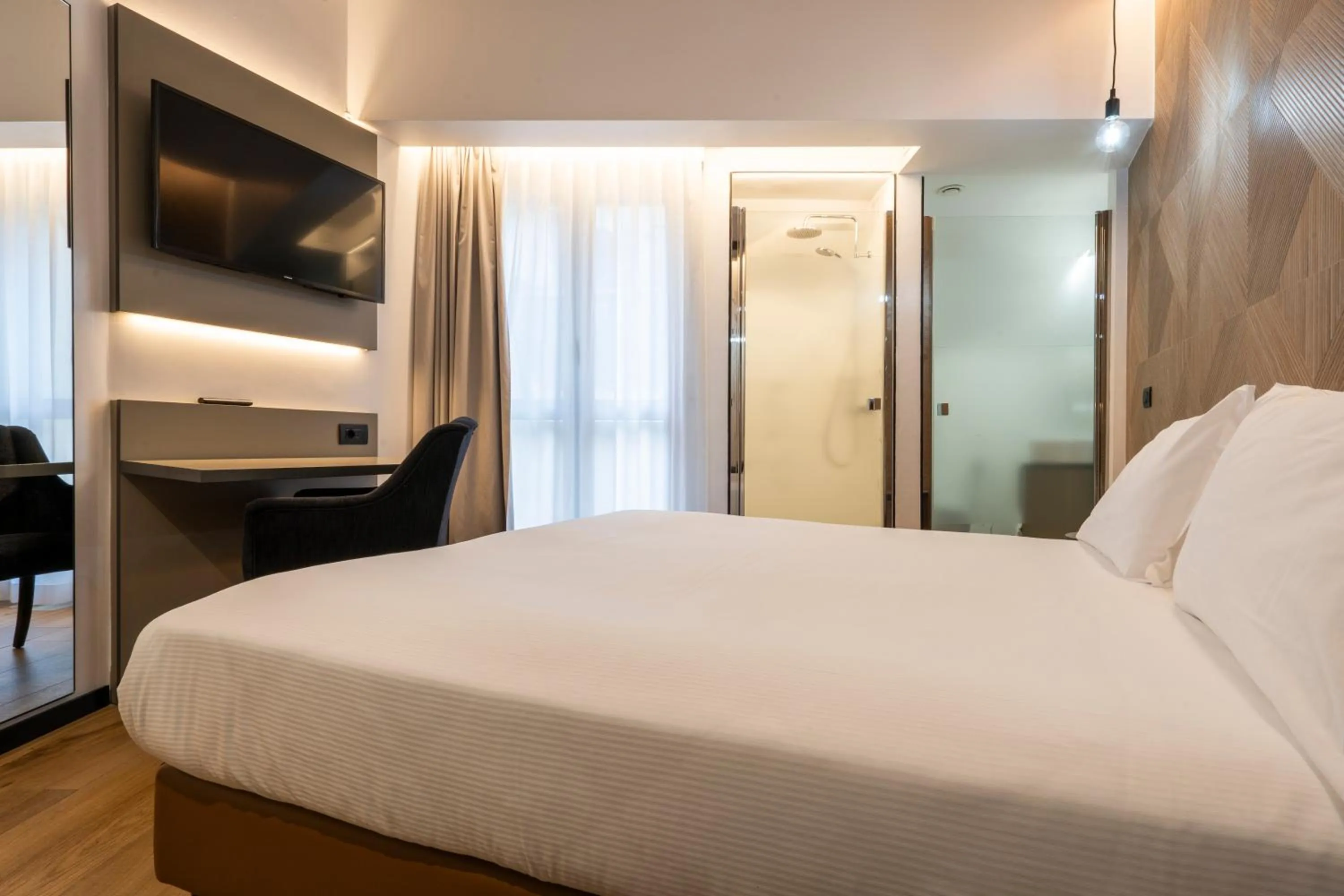 Bathroom, Bed in London Hotel