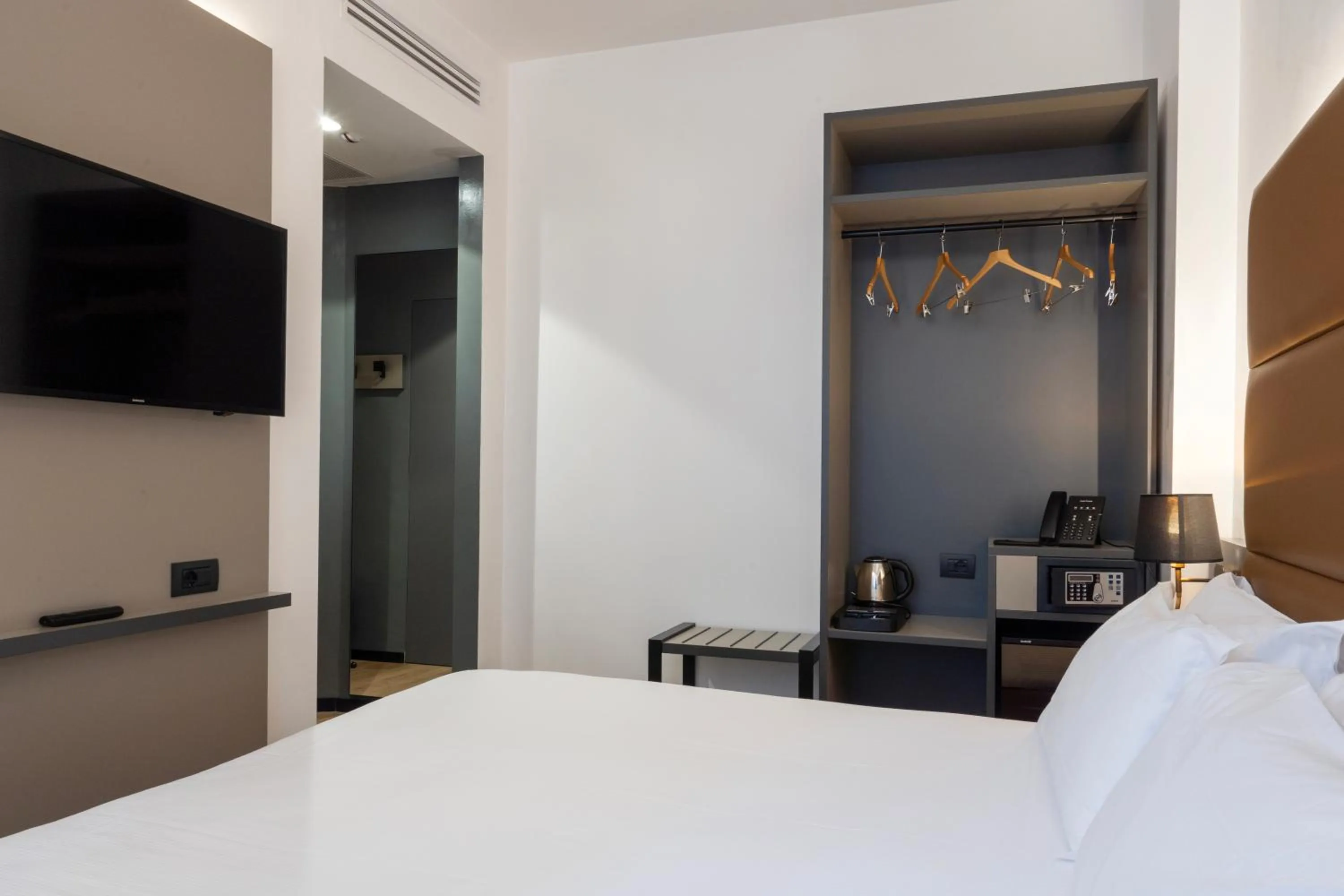 Bedroom, Bed in London Hotel