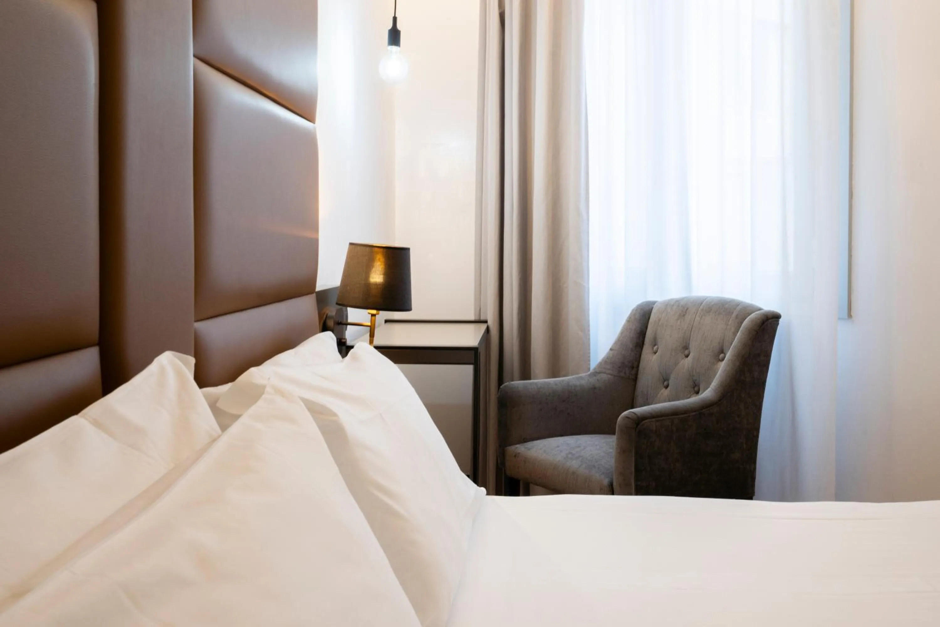 Bedroom, Bed in London Hotel