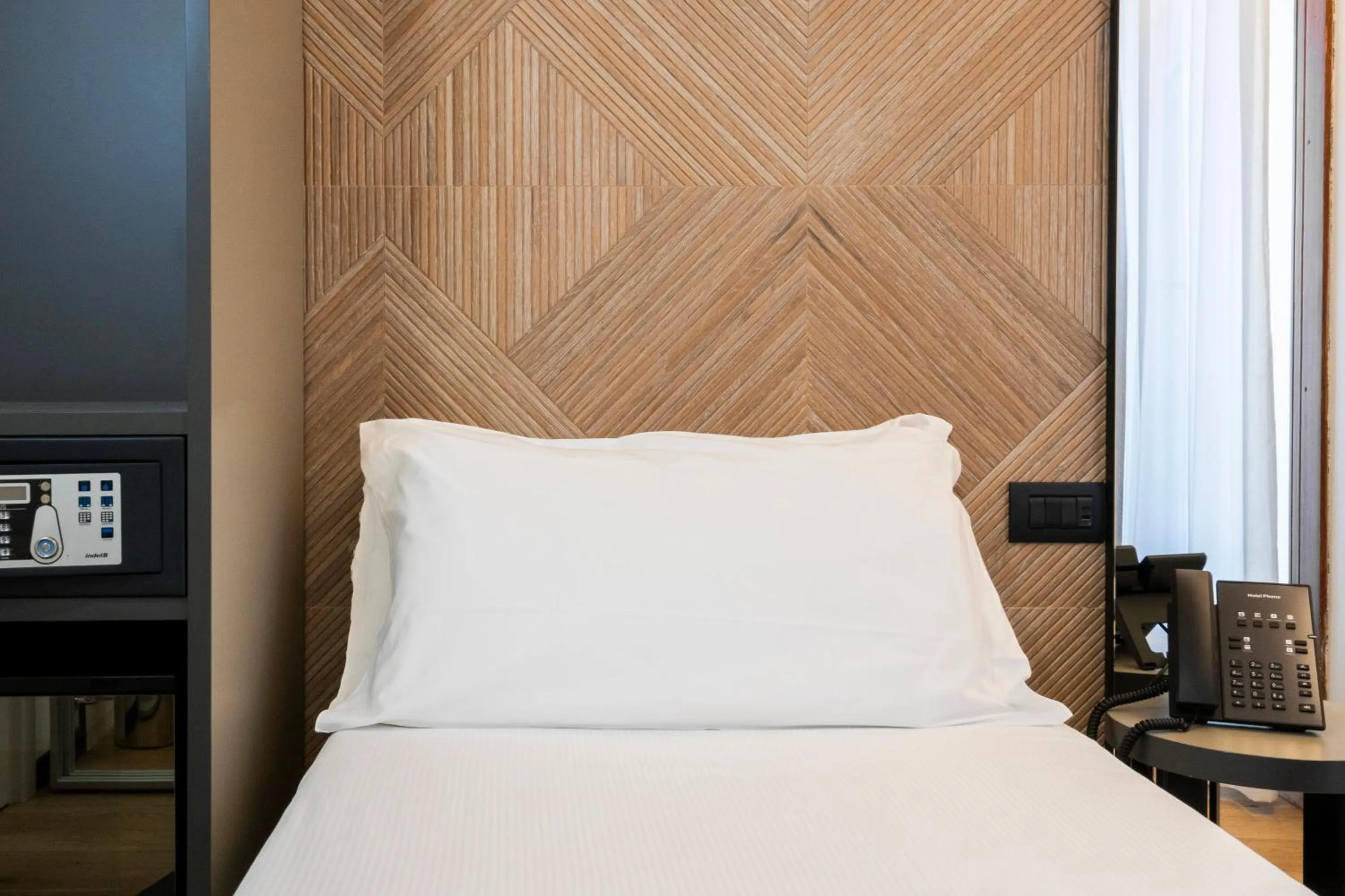 Bedroom, Bed in London Hotel