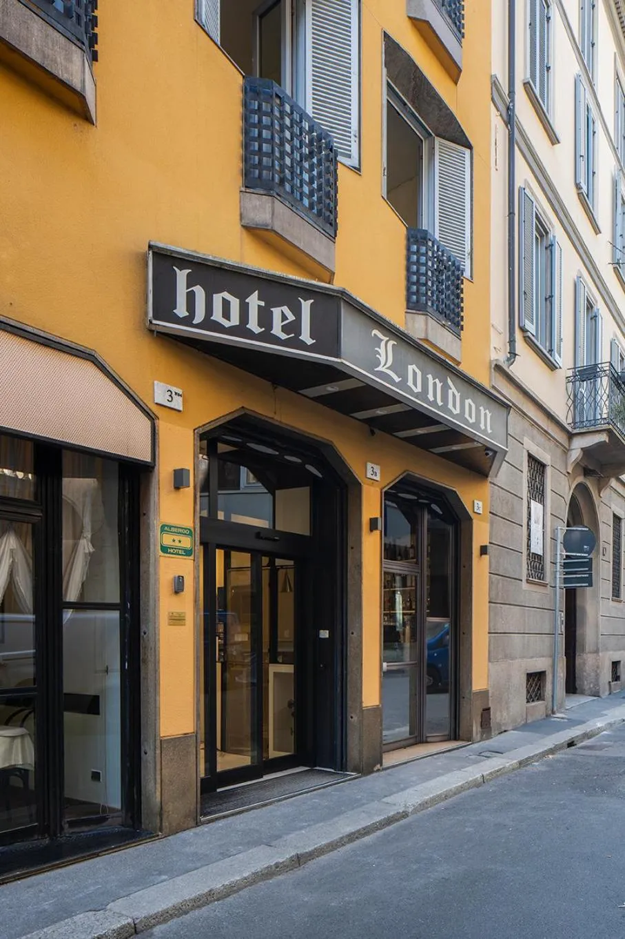 Facade/entrance in London Hotel