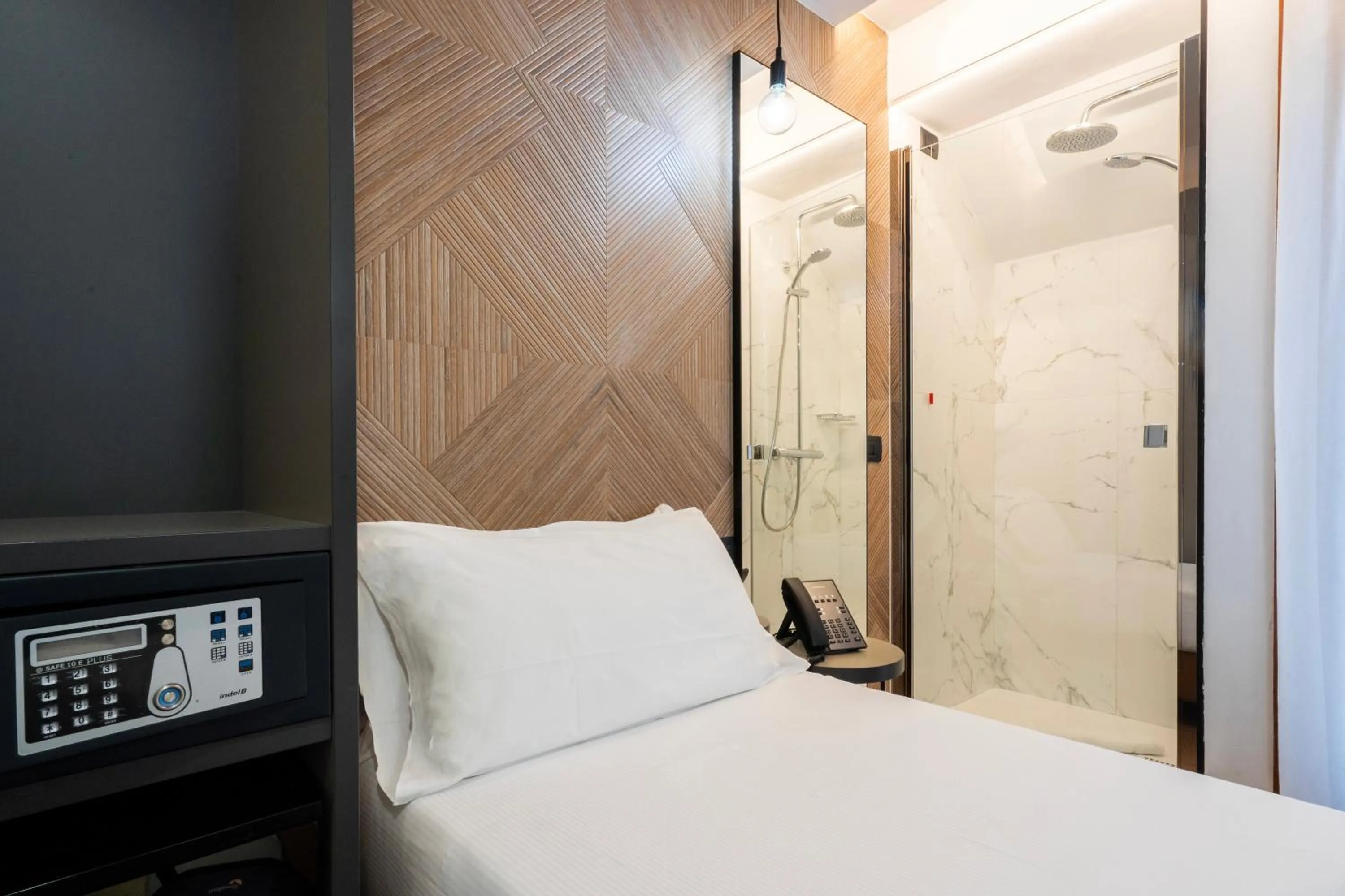 Bedroom, Bed in London Hotel