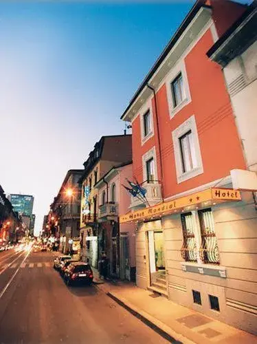 Facade/entrance in Hotel Mondial Facade/entrance in Hotel Mondial