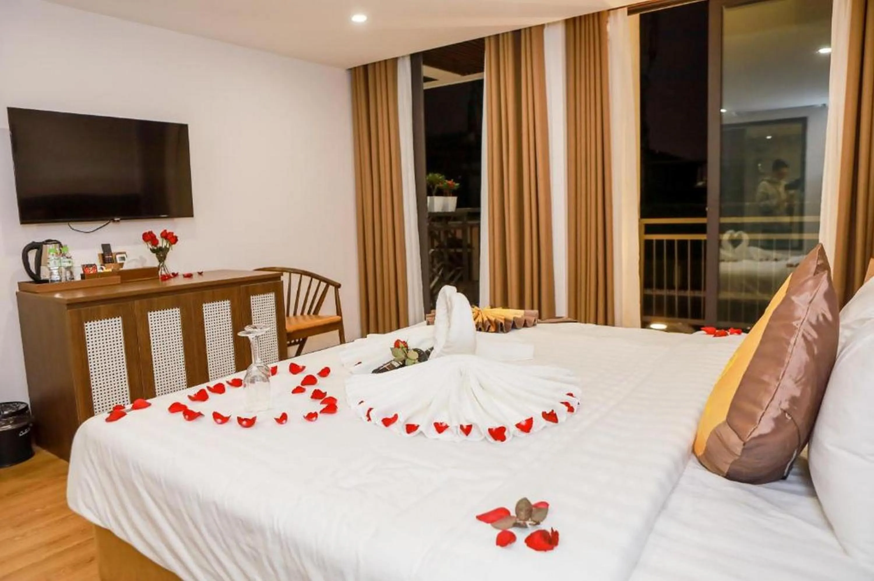 Bed in H&T Luxury Hotel