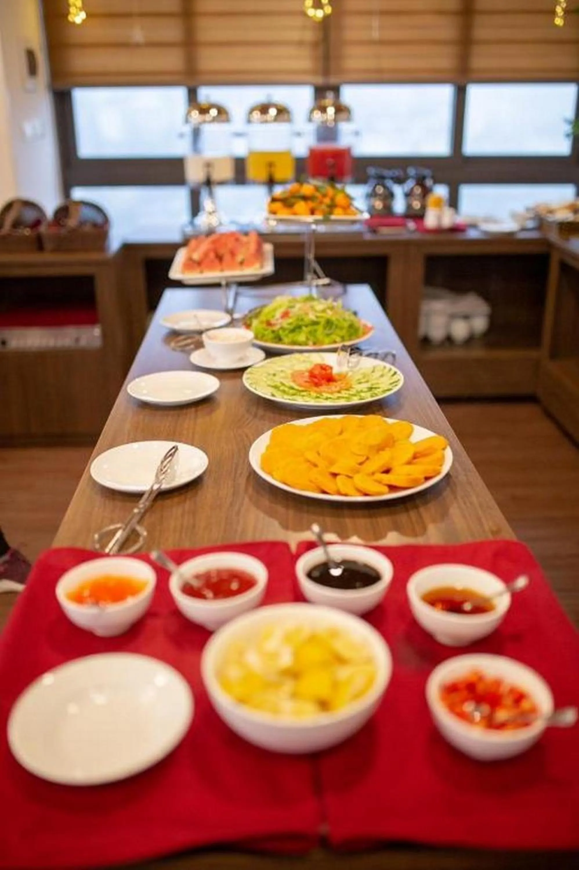 Food and drinks in H&T Luxury Hotel