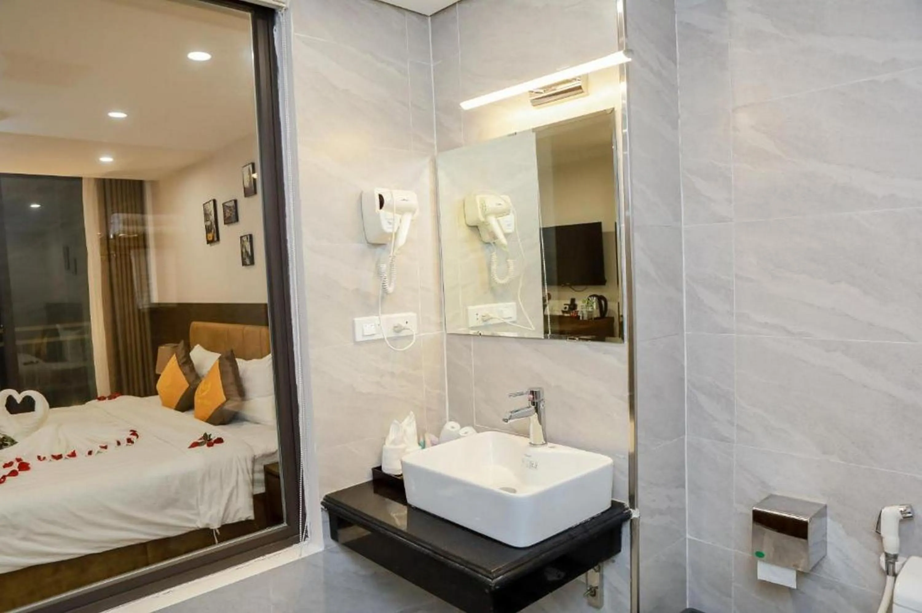 Bathroom, Bed in H&T Luxury Hotel