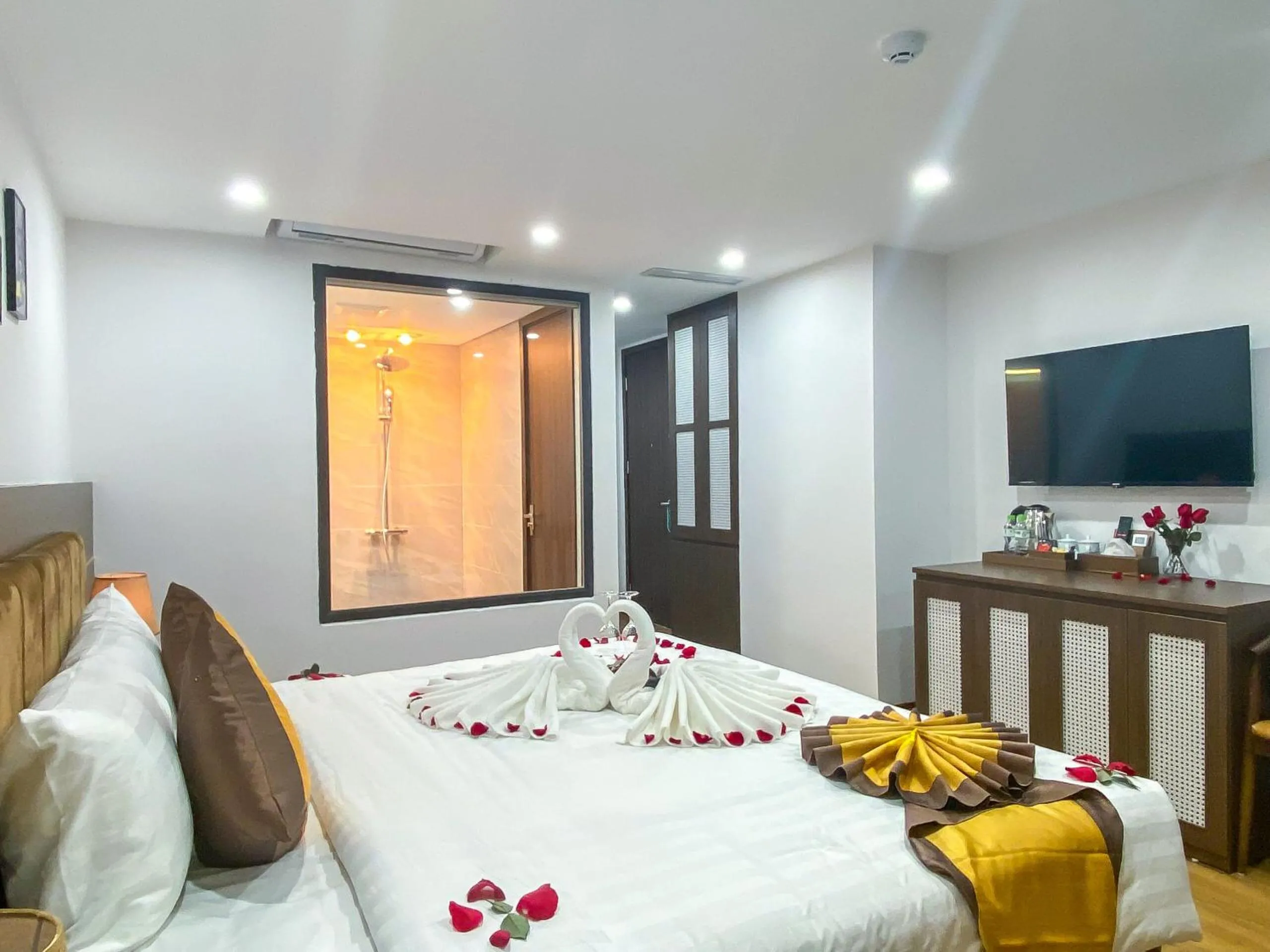 Bedroom, Bed in H&T Luxury Hotel