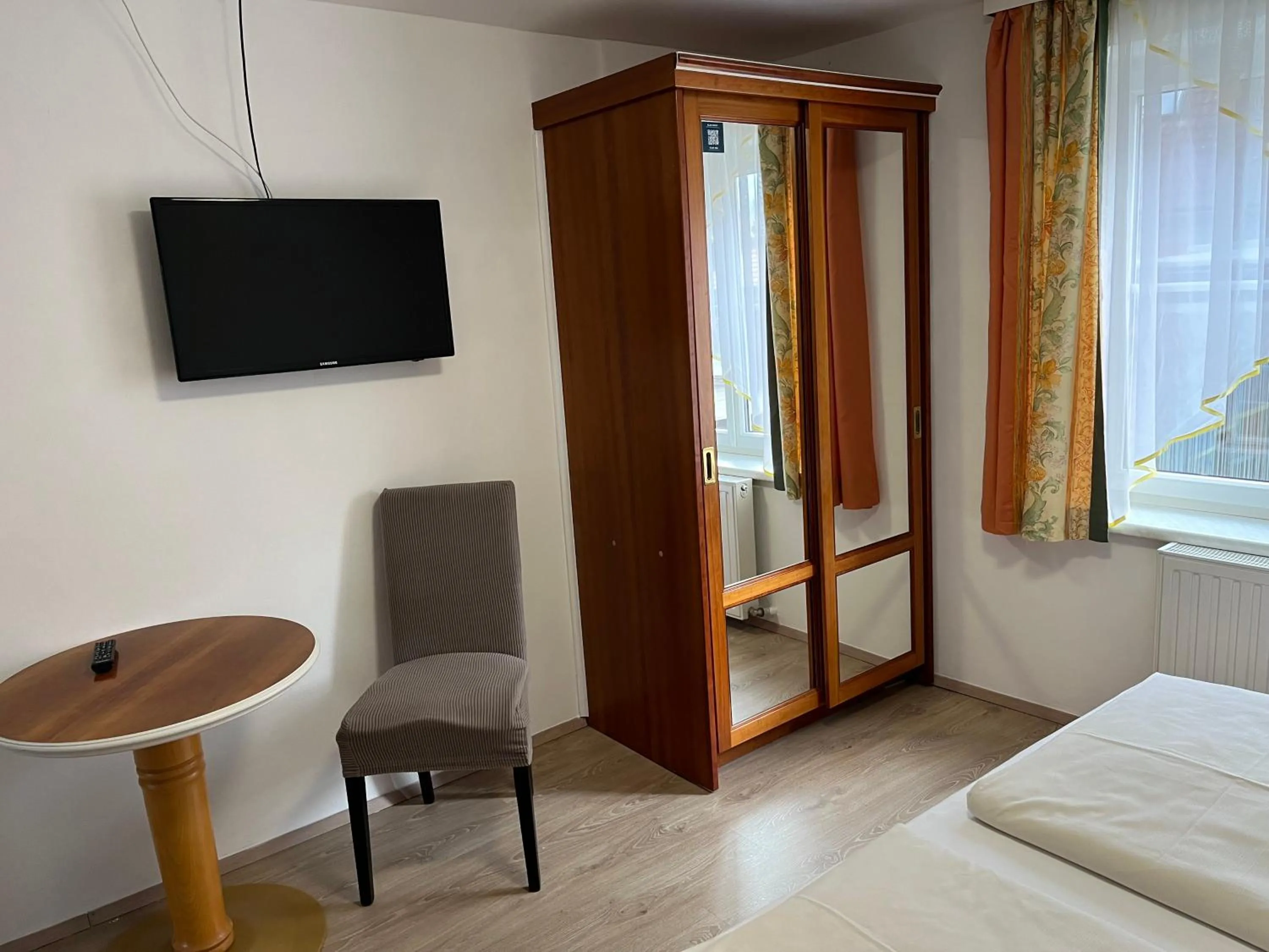 wardrobe, Bed in Hotel Altneudörflerhof