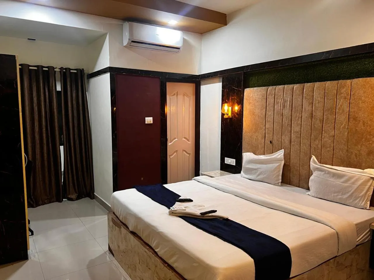 Bedroom, Bed in Queens Residency - Kochi