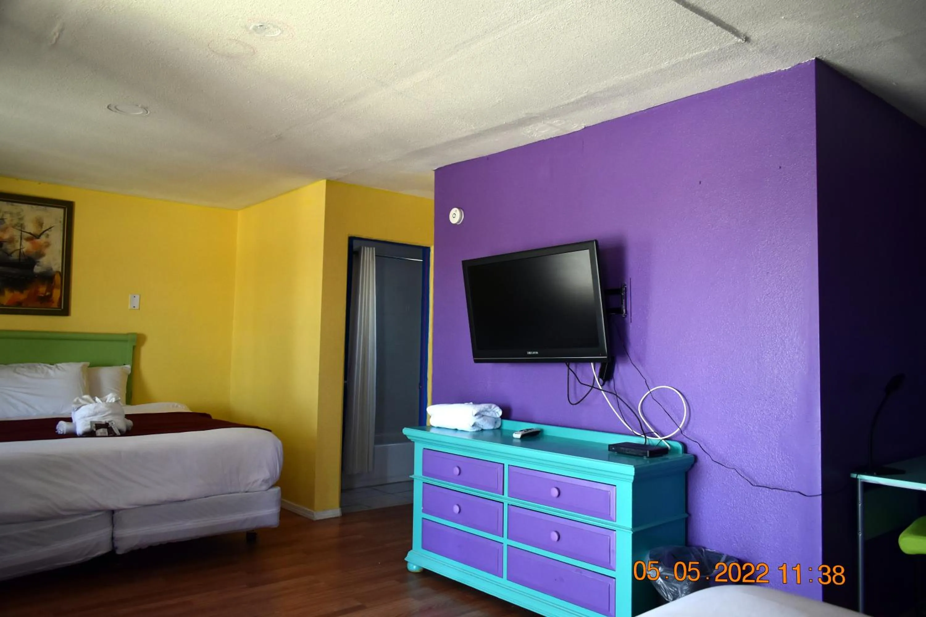 TV and multimedia, Bed in 9 Palms Inn