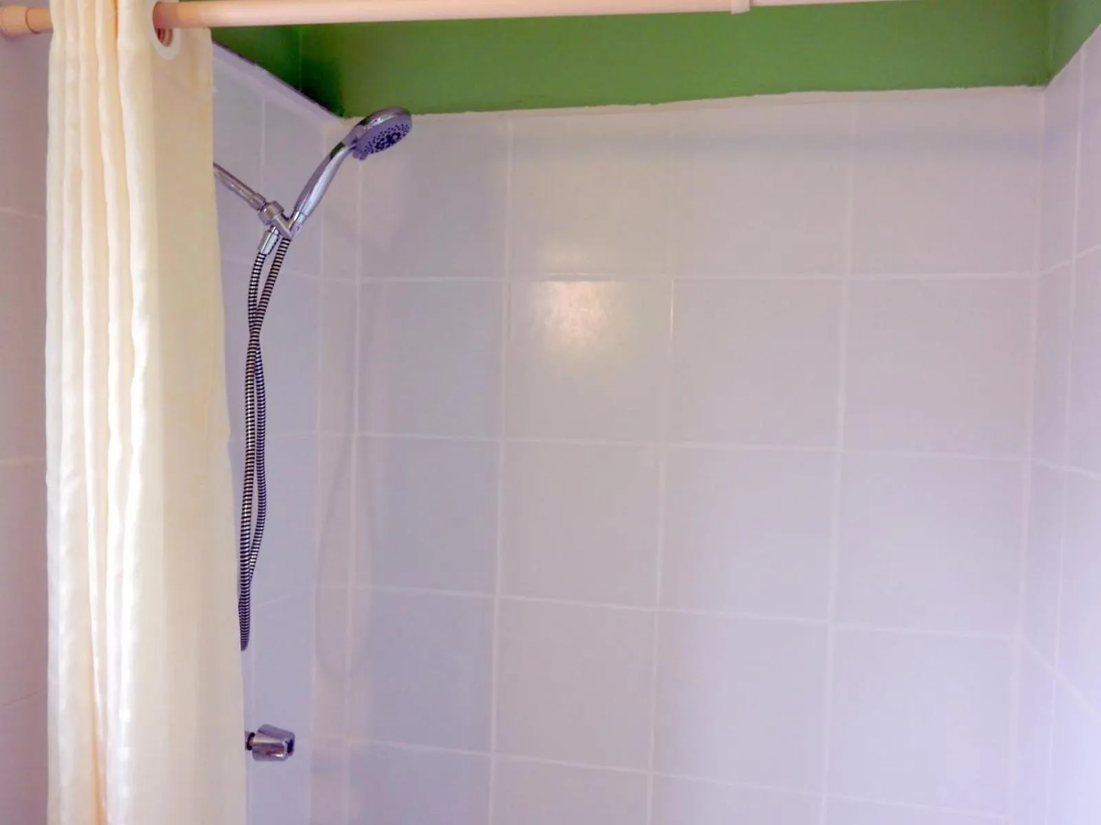 Bathroom in 9 Palms Inn