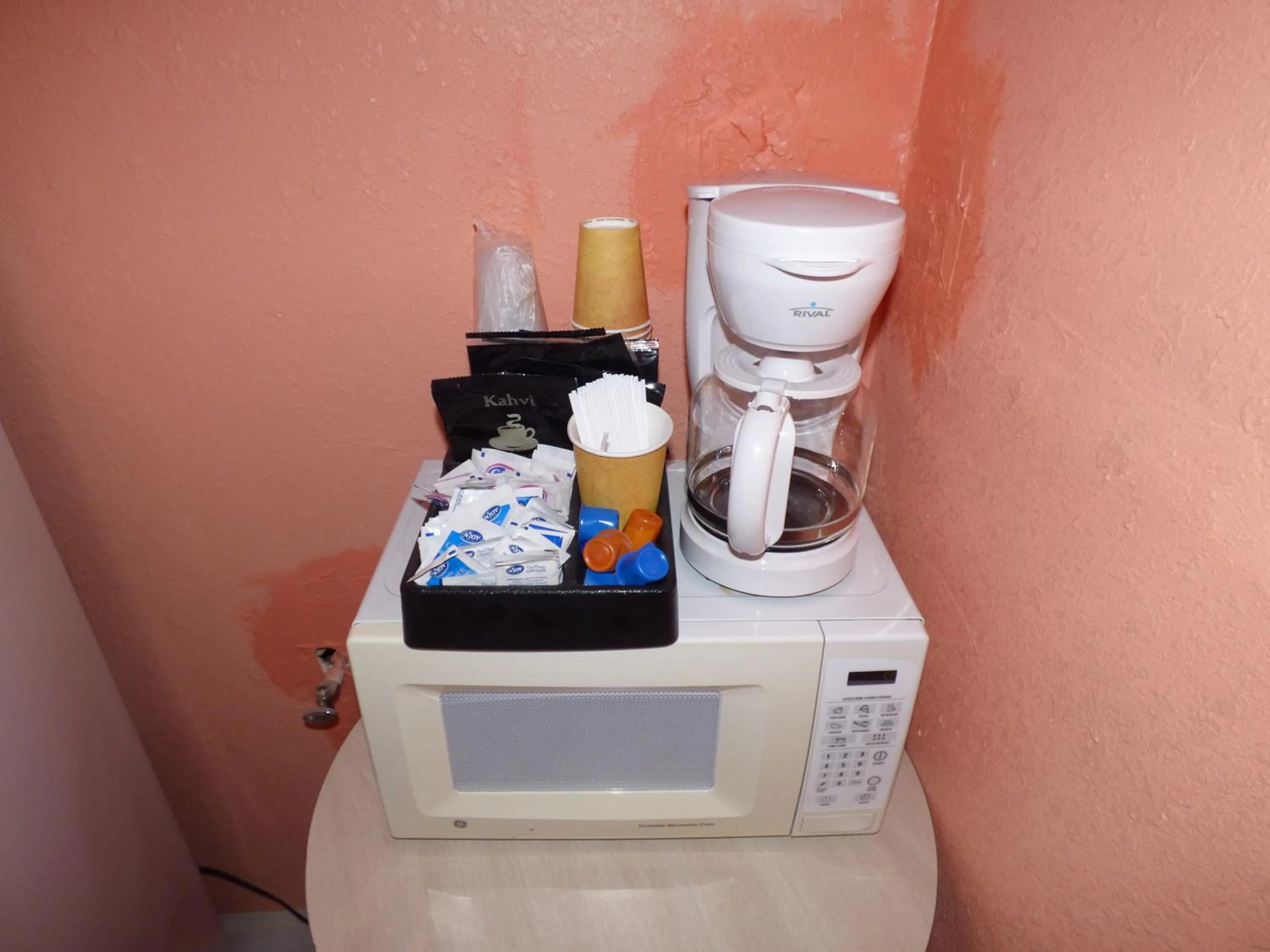 Coffee/tea facilities in 9 Palms Inn