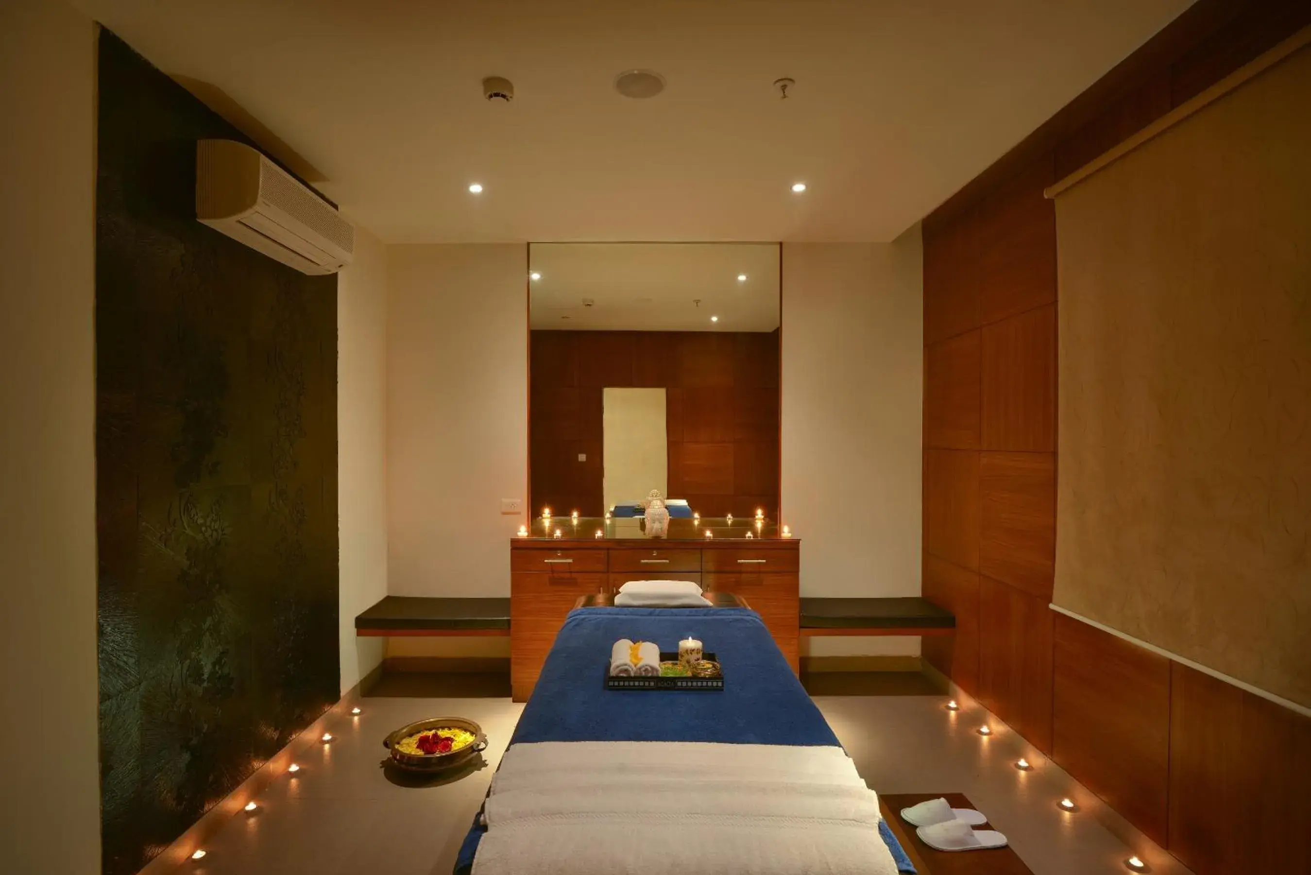 Massage, Bed in The Acacia Hotel & Spa Massage, Bed in The Acacia Hotel & Spa
