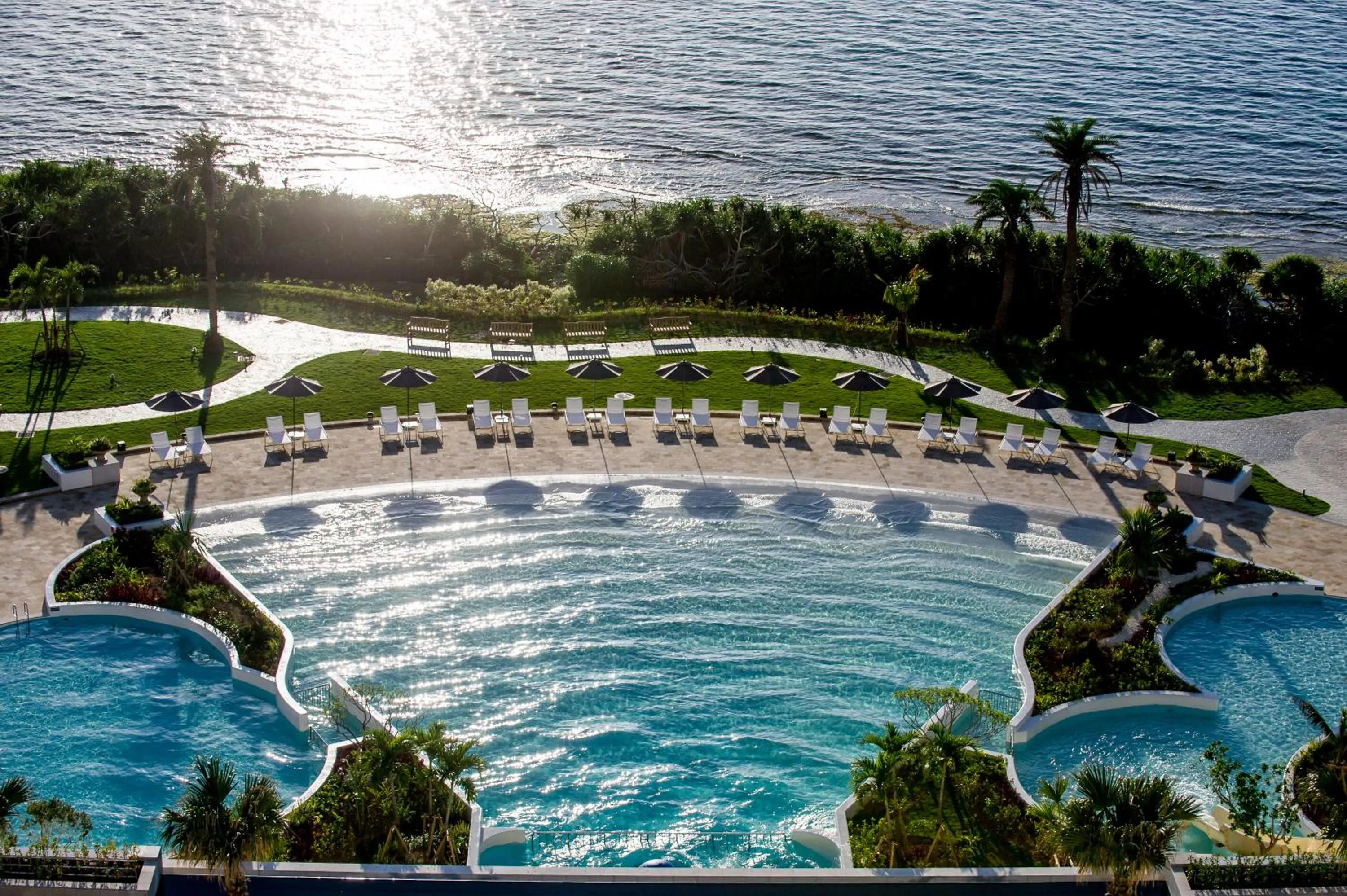 Swimming pool in Hotel Monterey Okinawa Spa & Resort