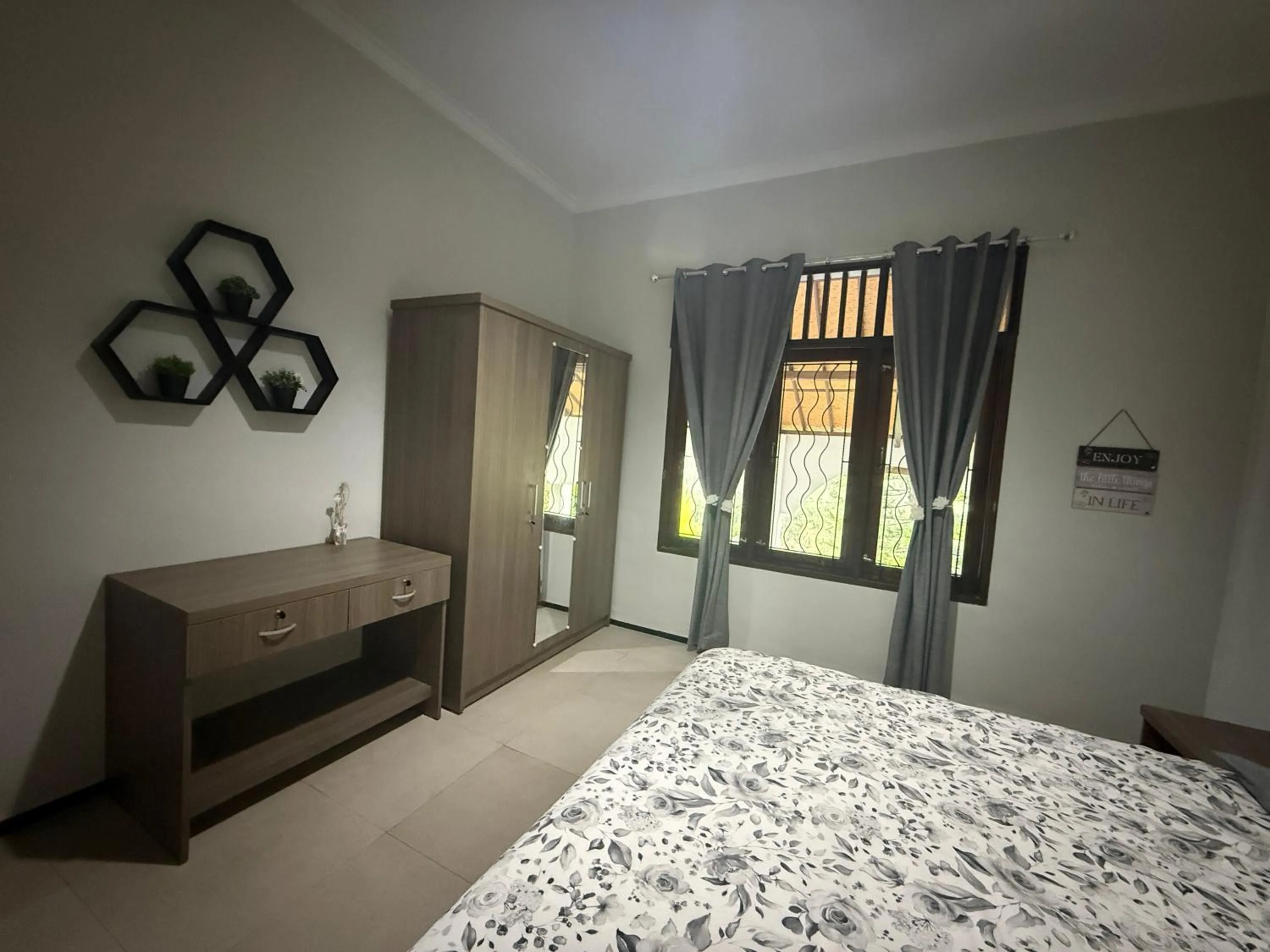 Photo of the whole room, Bed in Sunset Villa