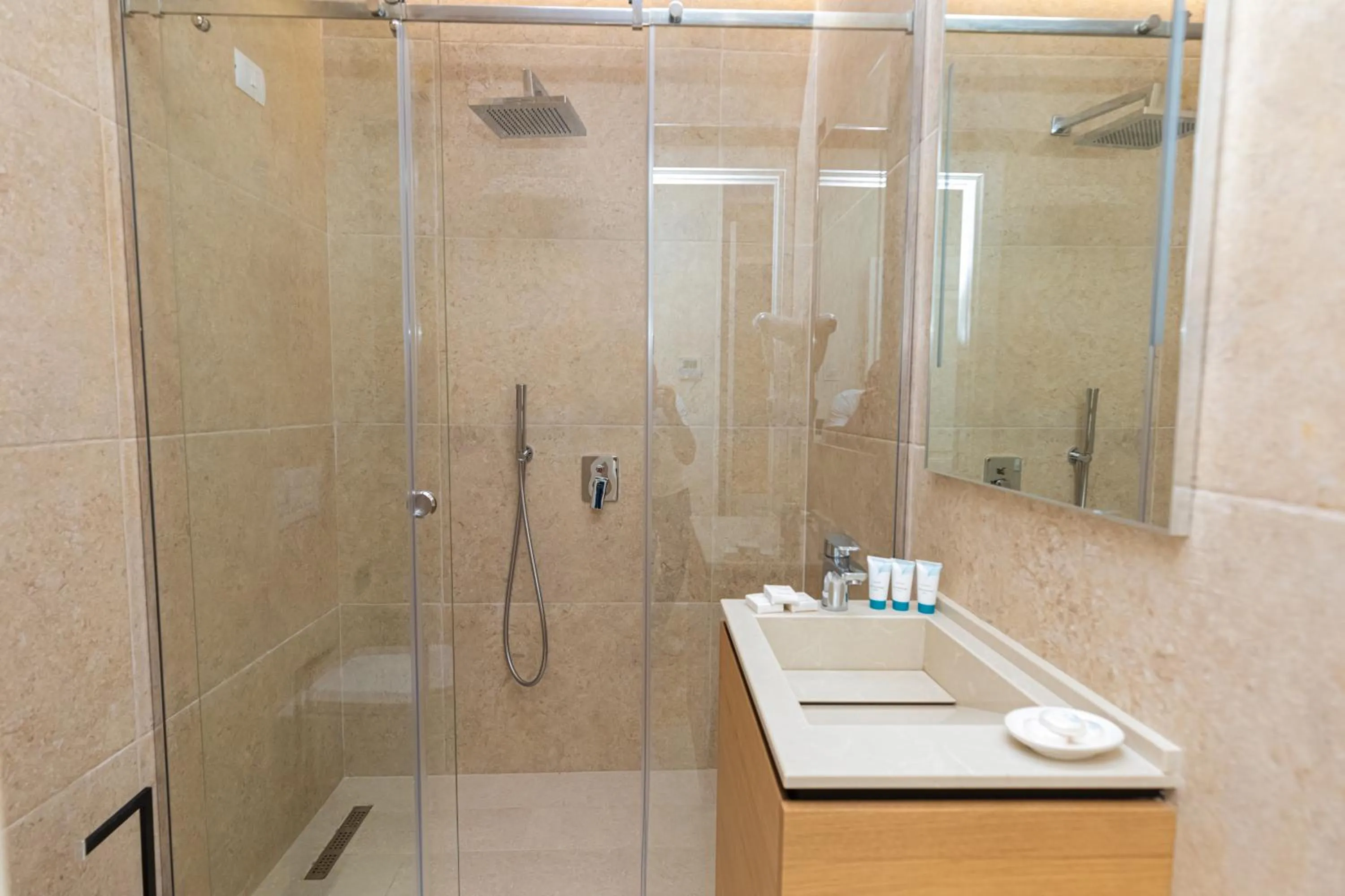 Bathroom in B&B Champagne, Vlore Bay