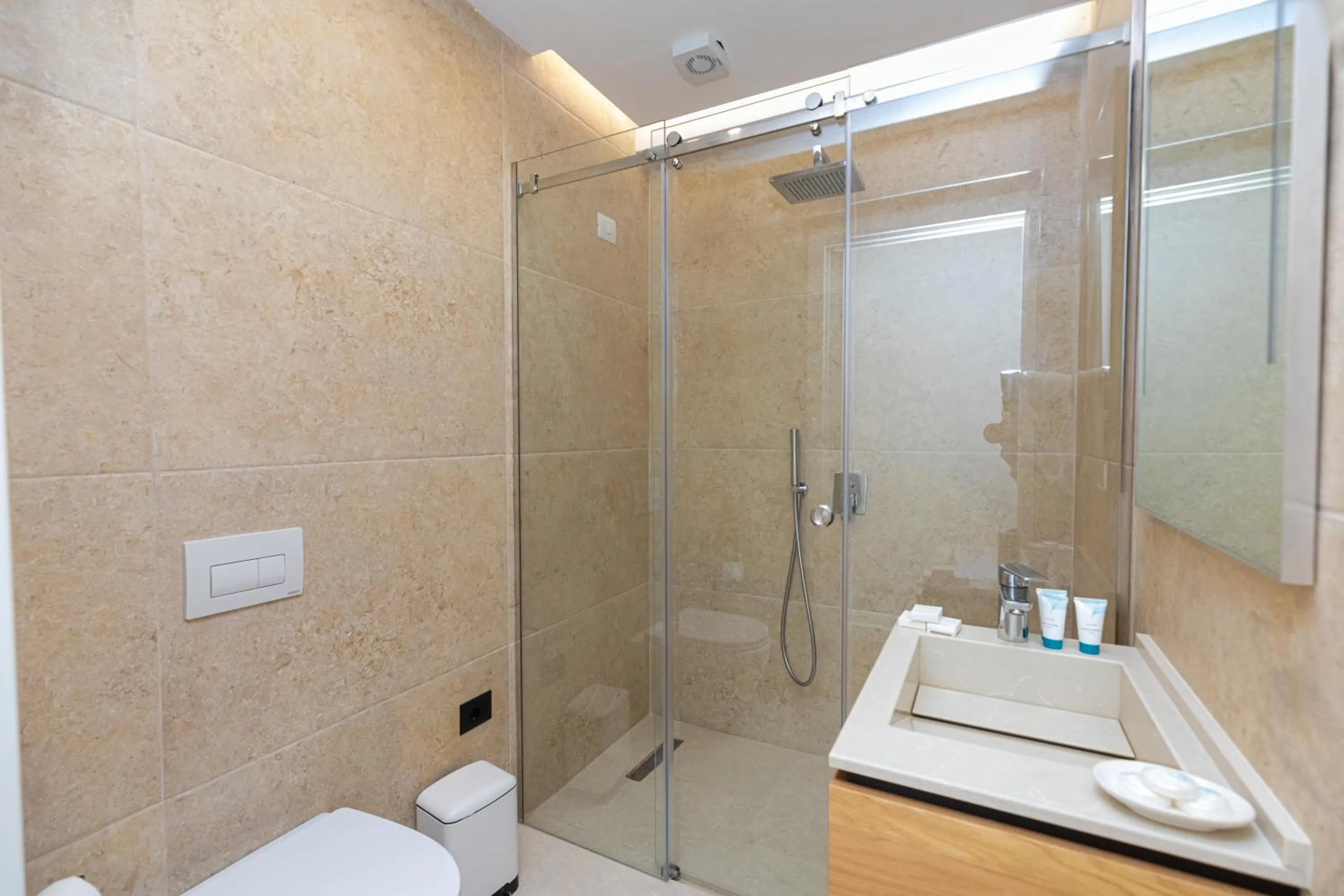 Bathroom in B&B Champagne, Vlore Bay