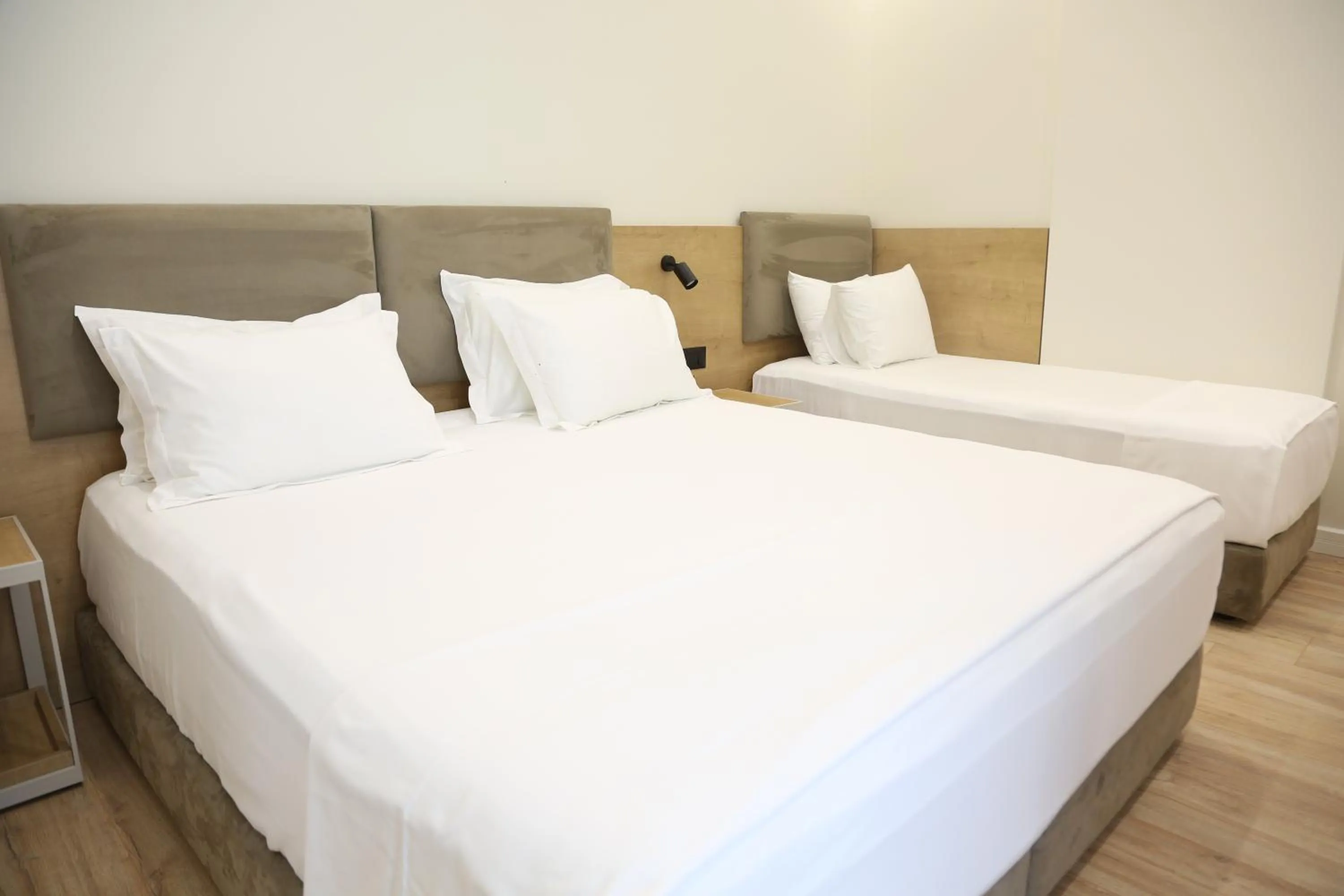 Bed in B&B Champagne, Vlore Bay