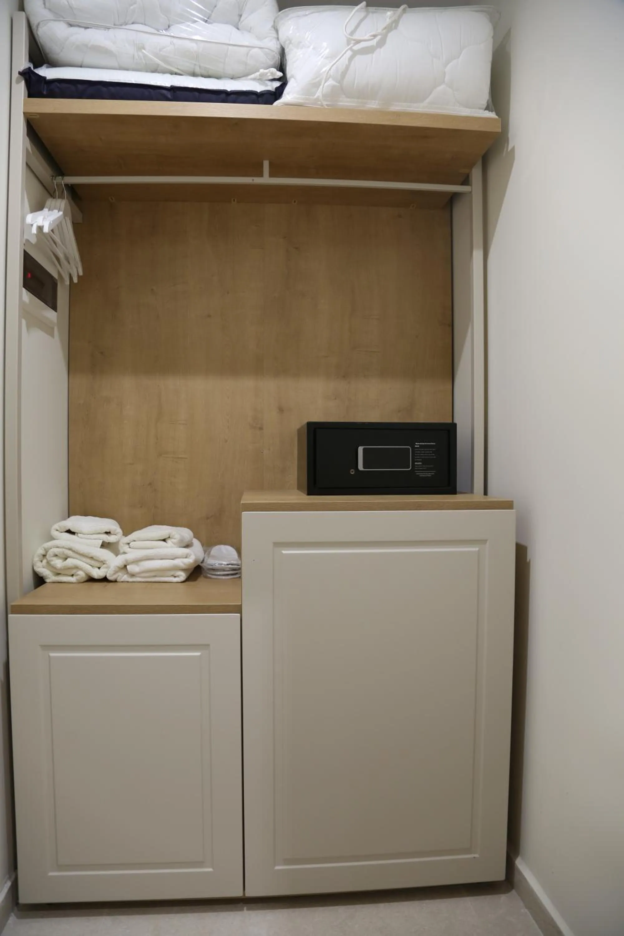 safe in B&B Champagne, Vlore Bay