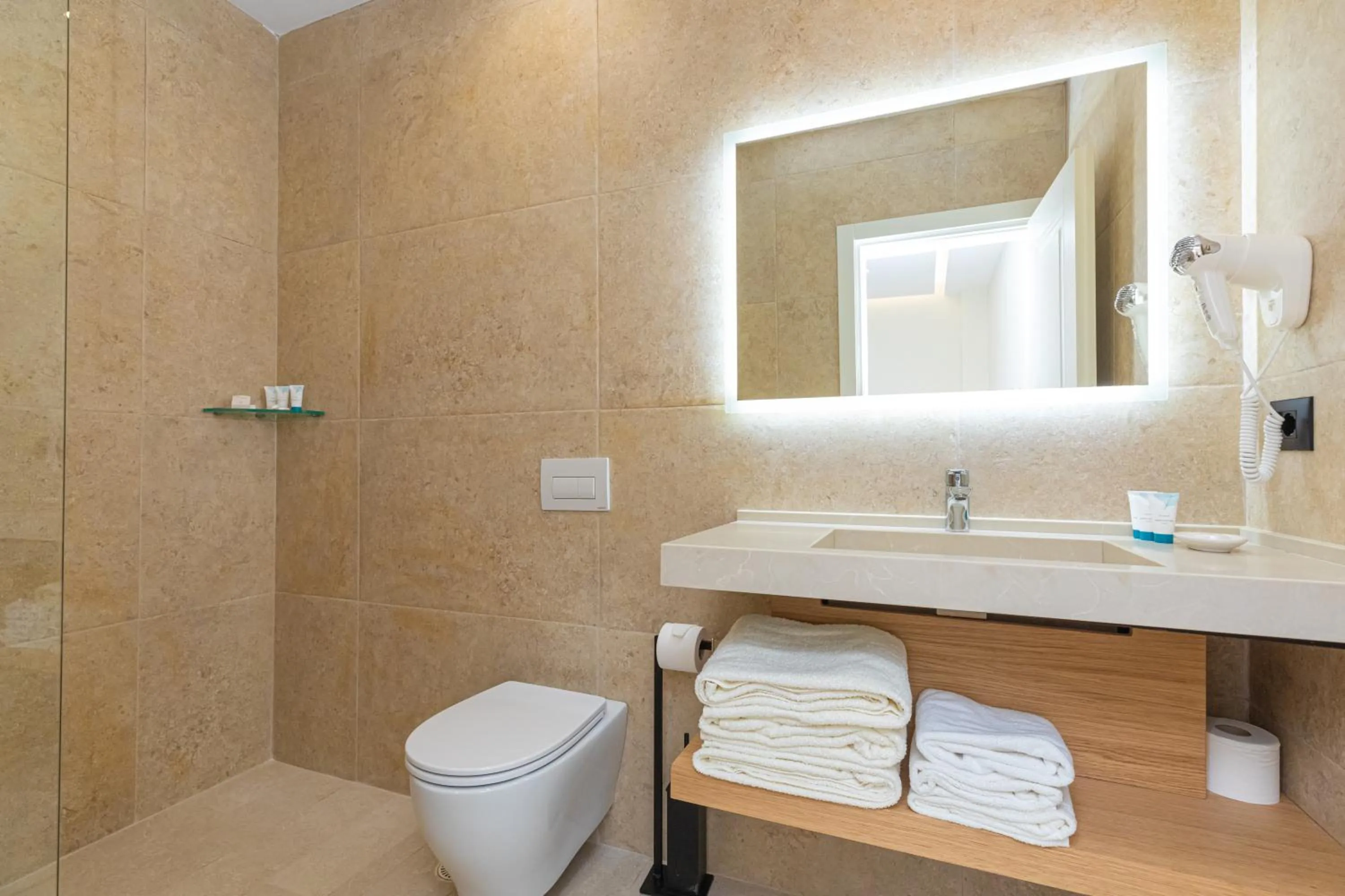 Bathroom in B&B Champagne, Vlore Bay