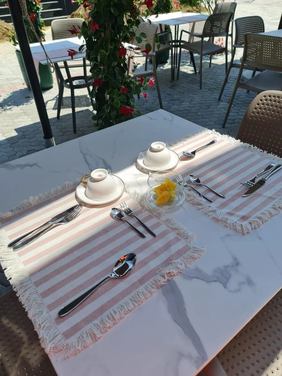 Restaurant/places to eat in B&B Champagne, Vlore Bay