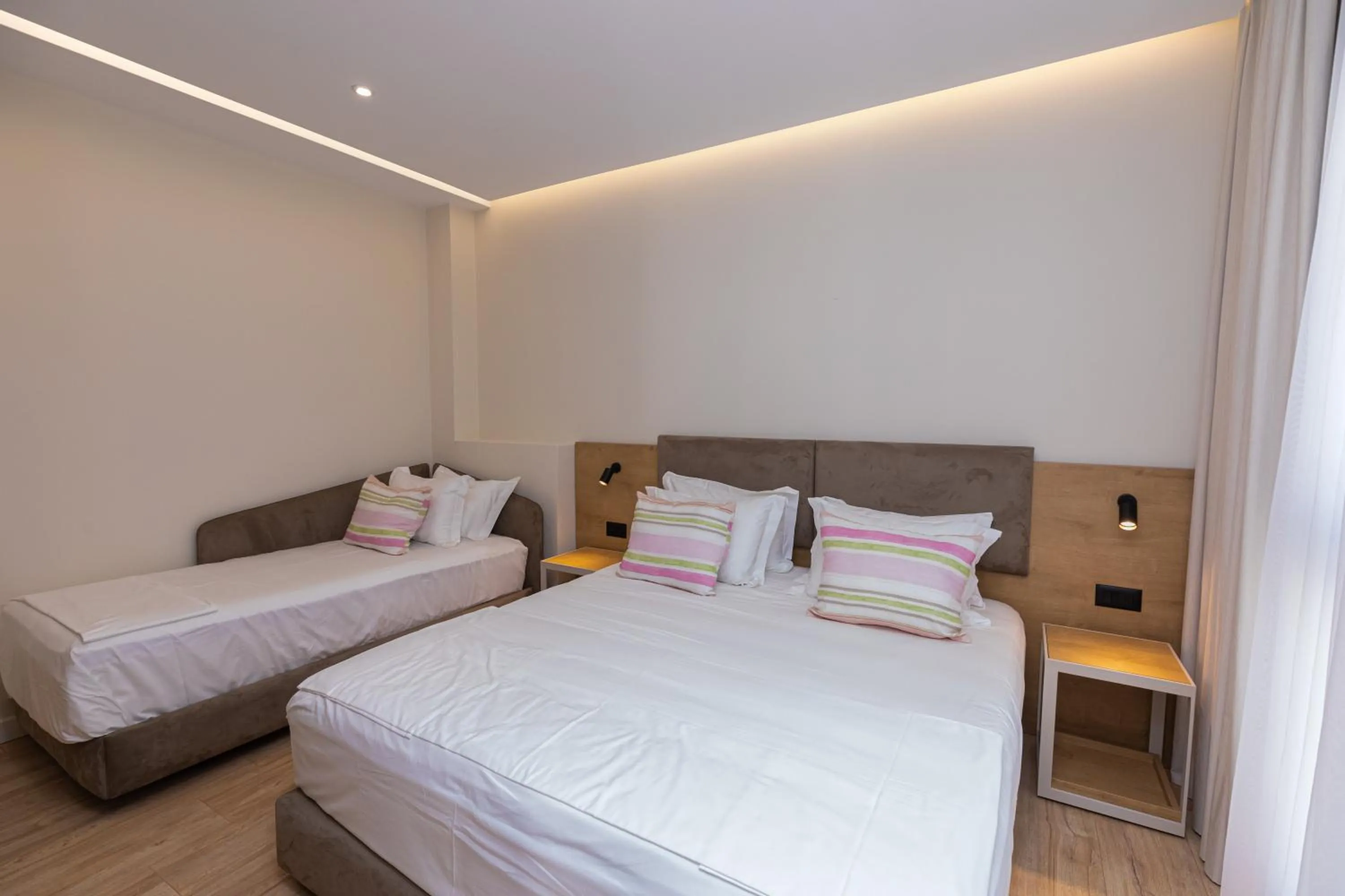 Bed in B&B Champagne, Vlore Bay