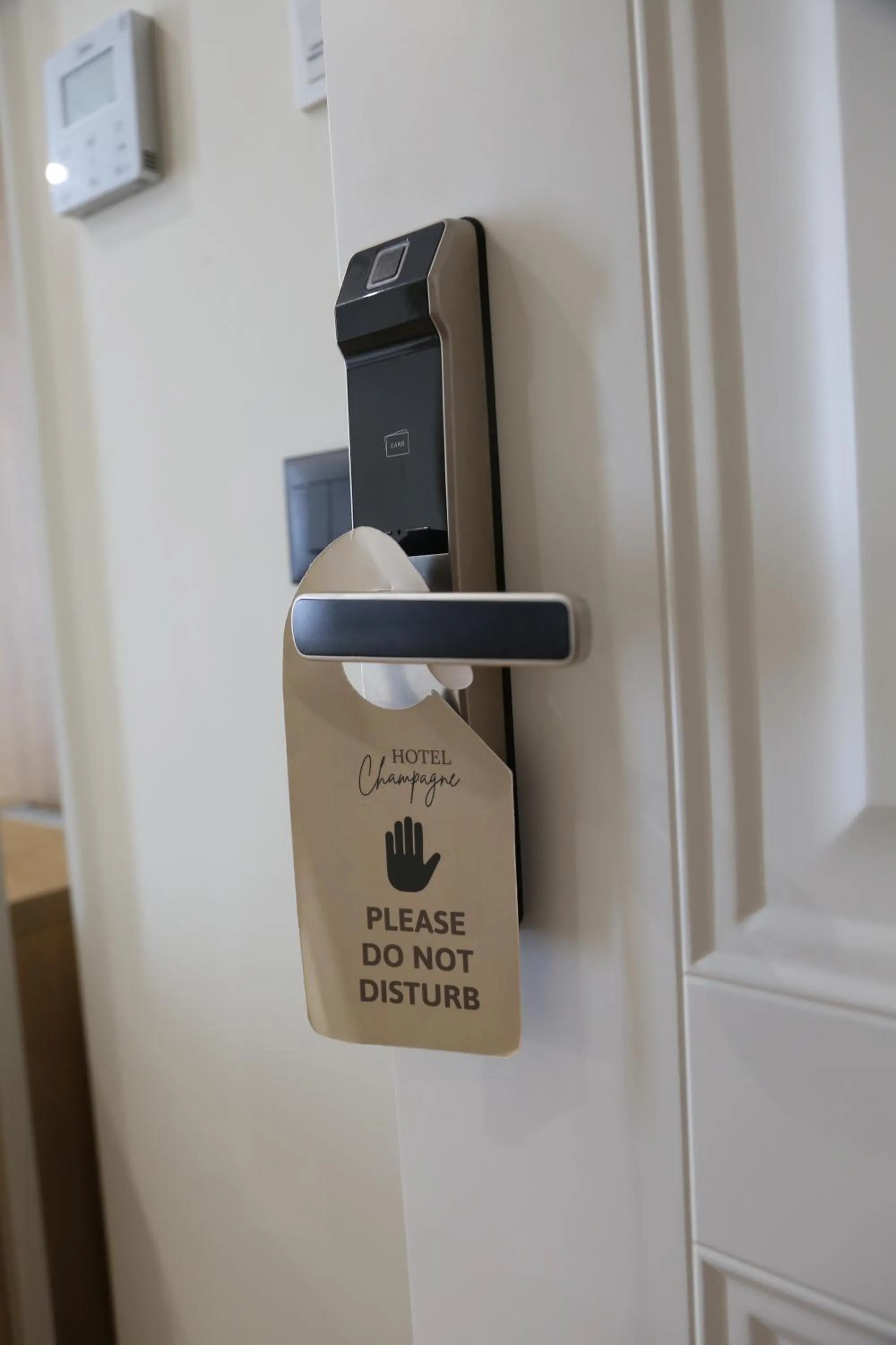 Facade/entrance in B&B Champagne, Vlore Bay