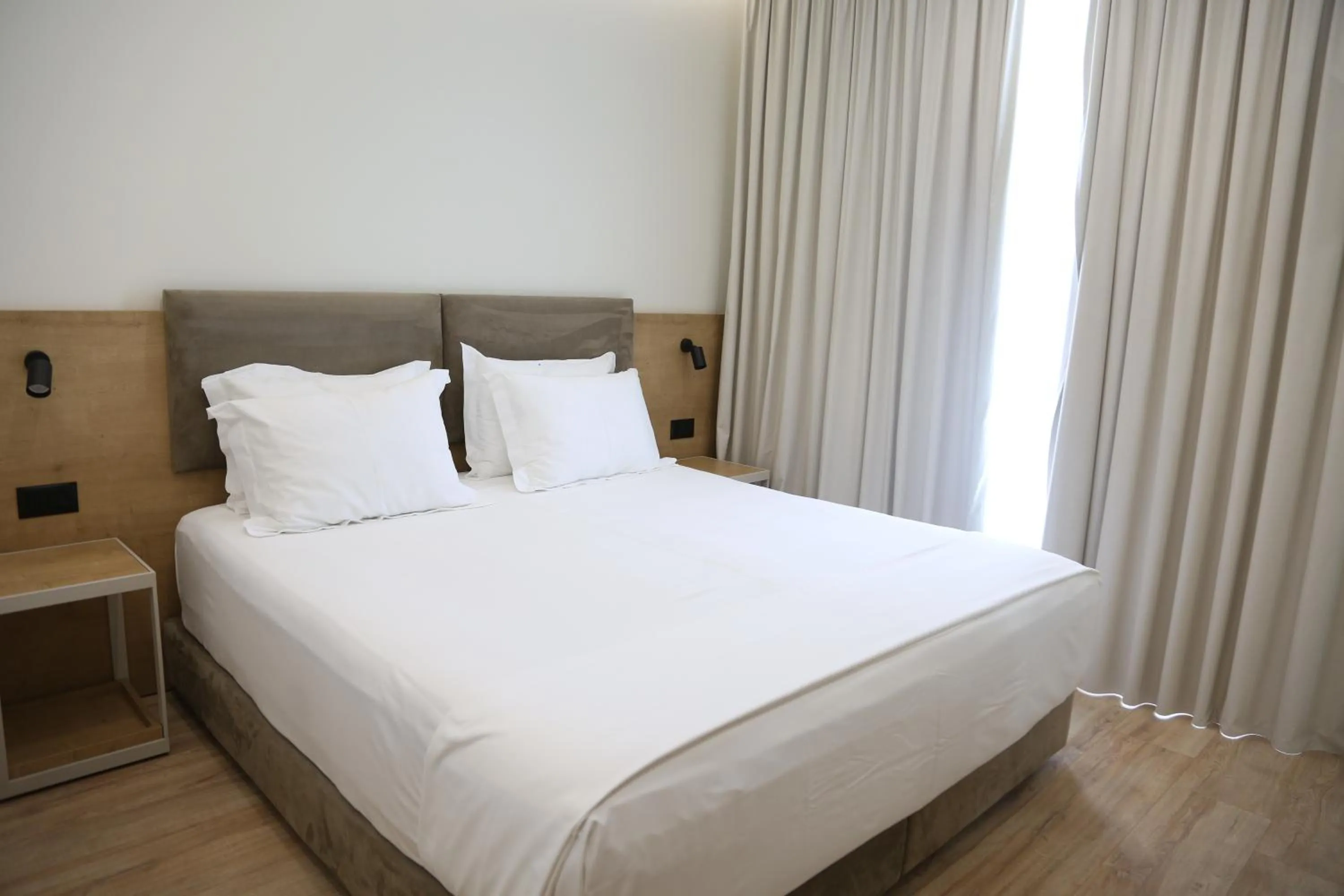 Bed in B&B Champagne, Vlore Bay