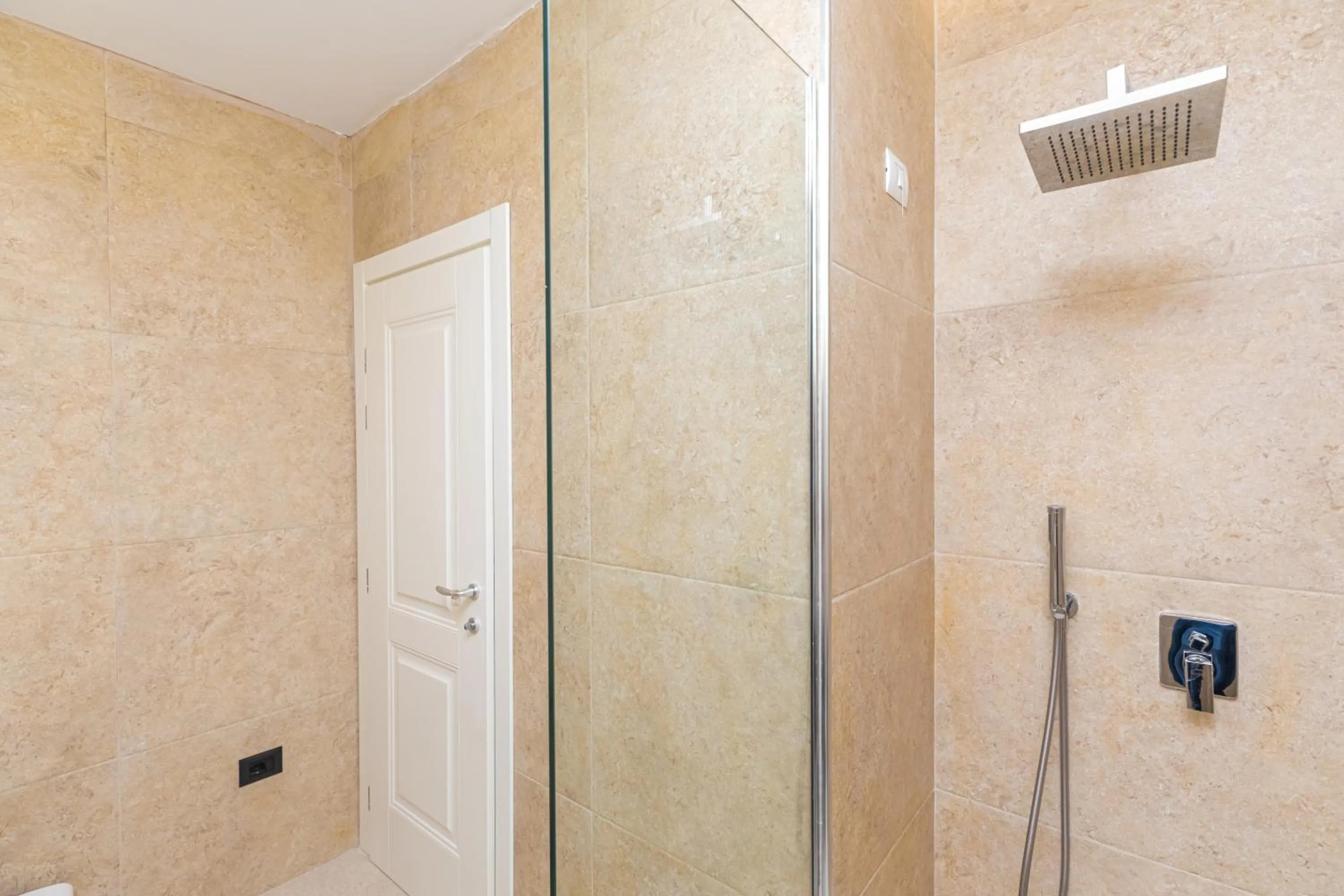 Bathroom in B&B Champagne, Vlore Bay