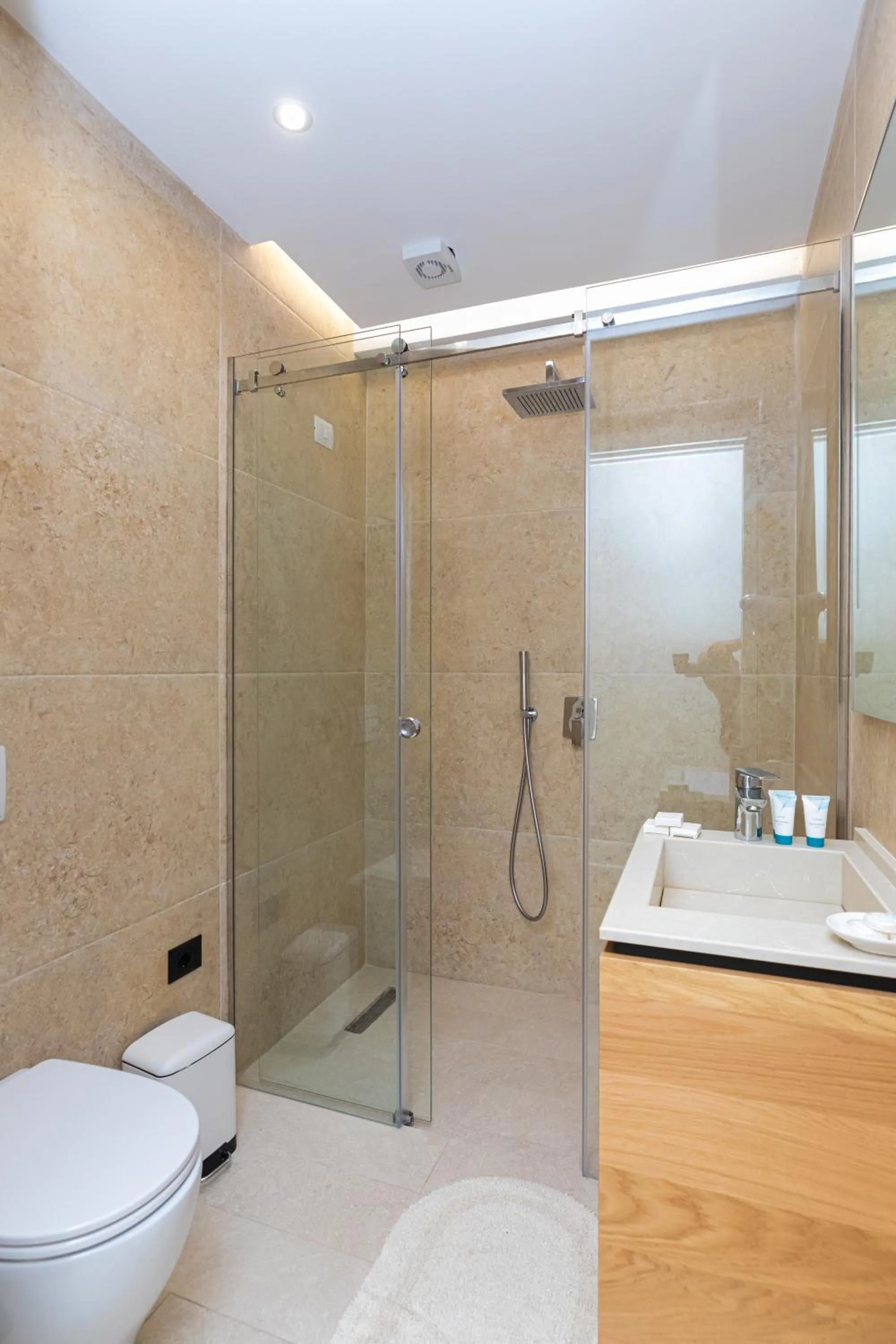 Bathroom in B&B Champagne, Vlore Bay