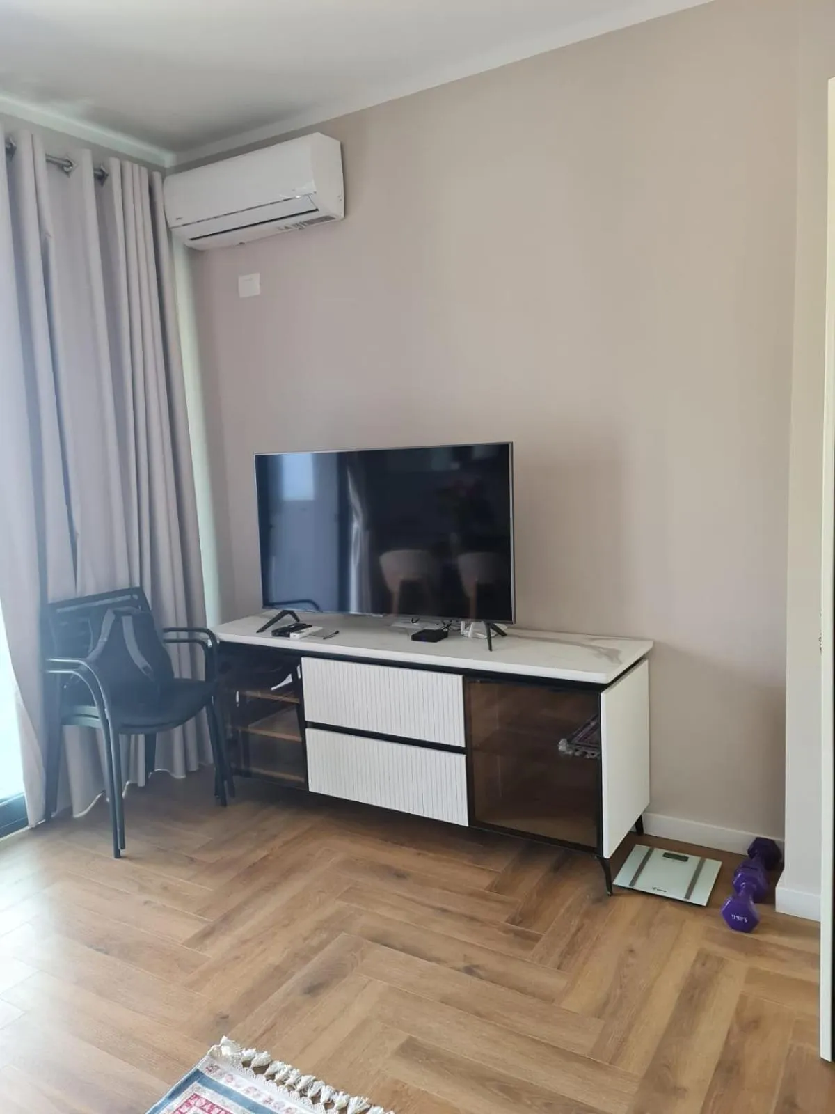 Communal lounge/ TV room in B&B Champagne, Vlore Bay