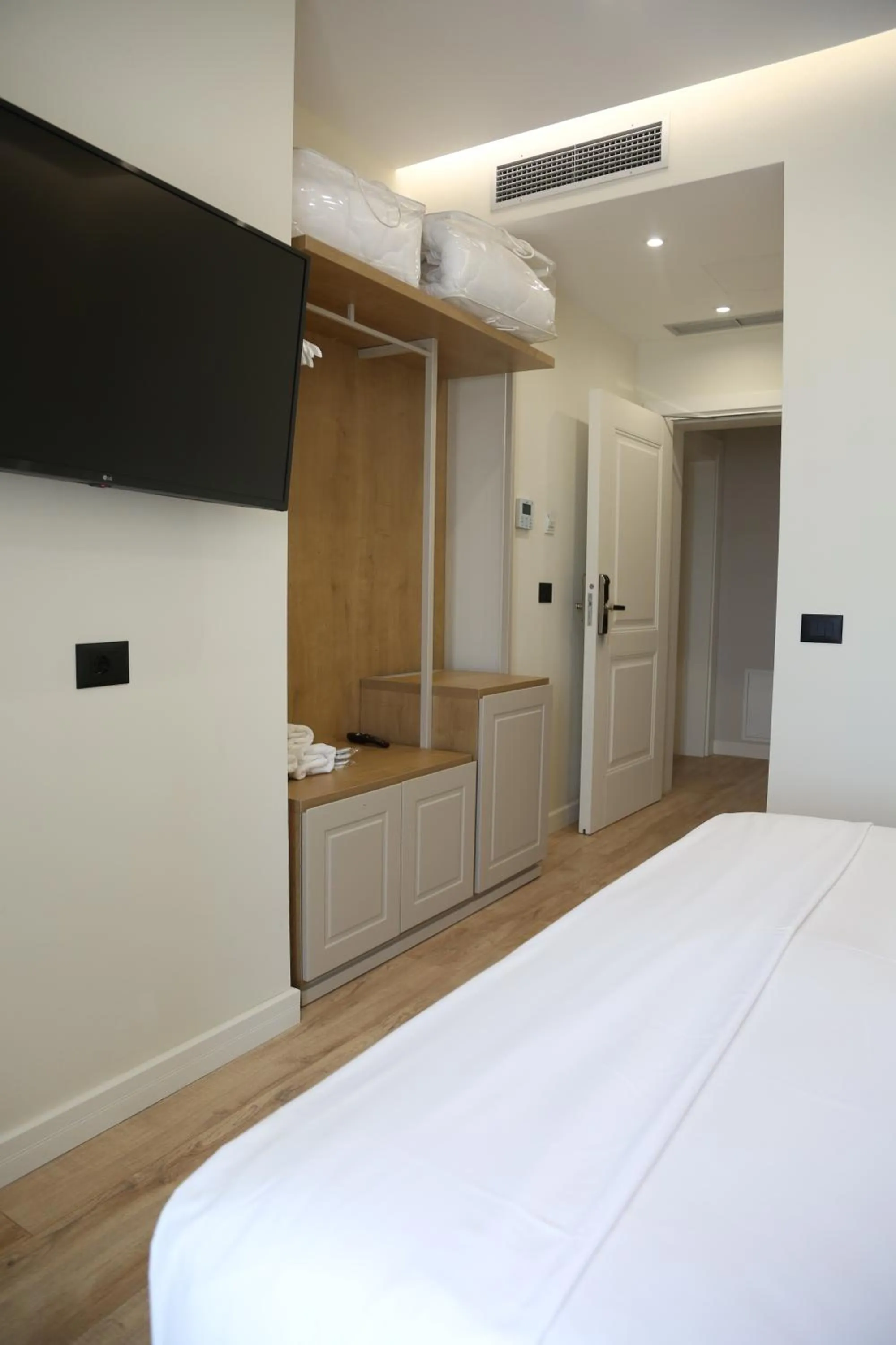 TV and multimedia, Bed in B&B Champagne, Vlore Bay