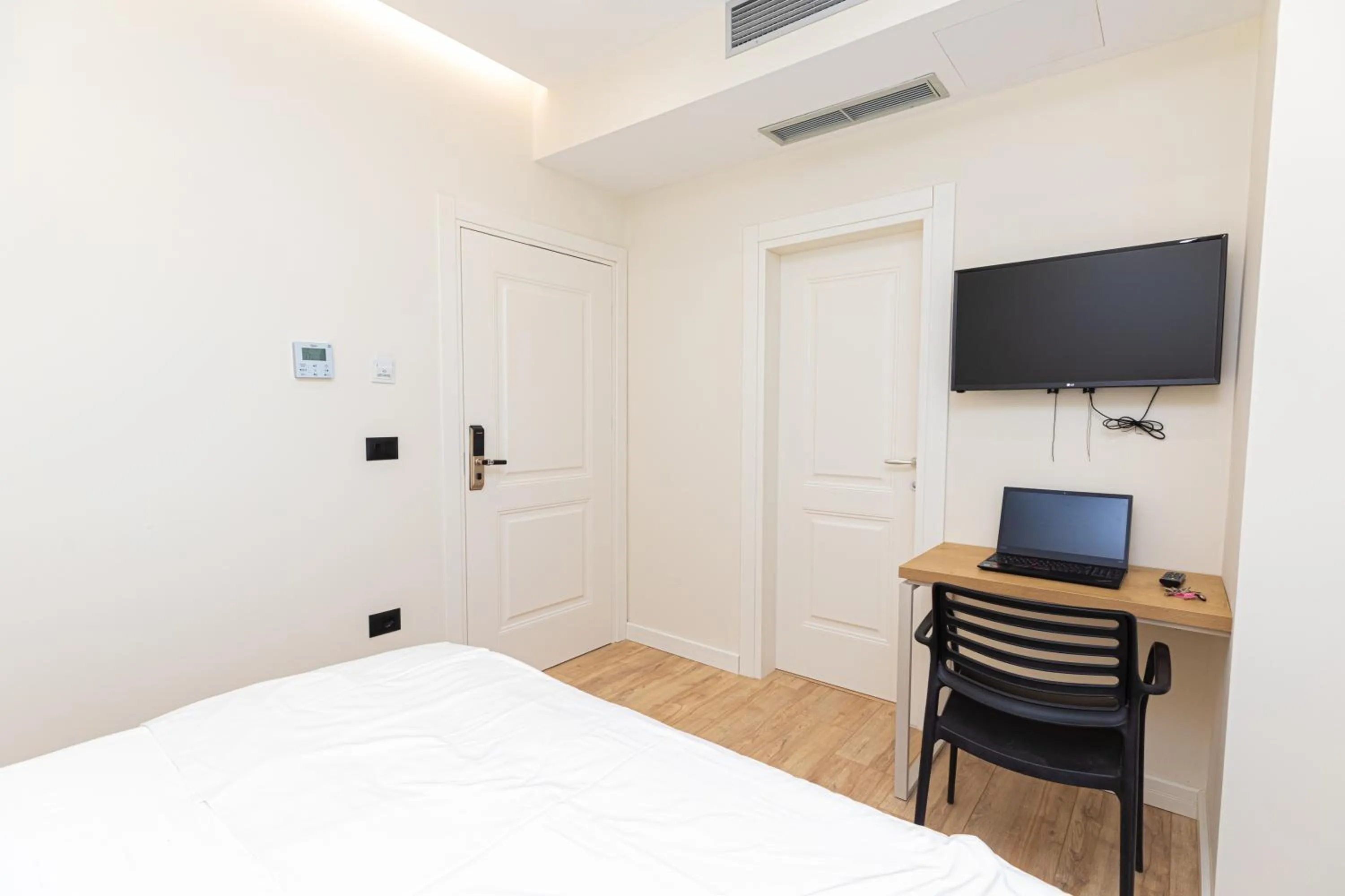 Bed in B&B Champagne, Vlore Bay