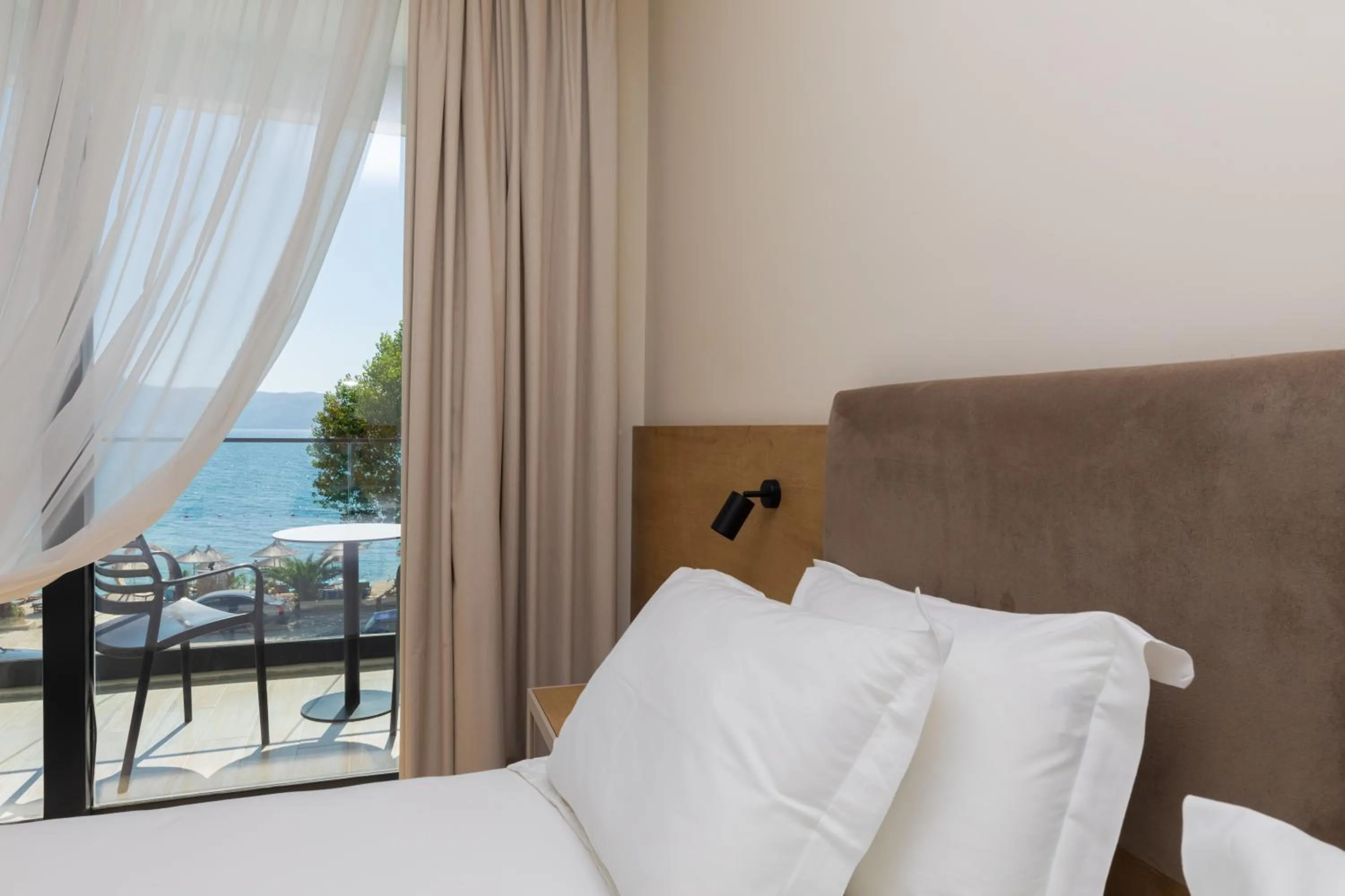 Bed in B&B Champagne, Vlore Bay