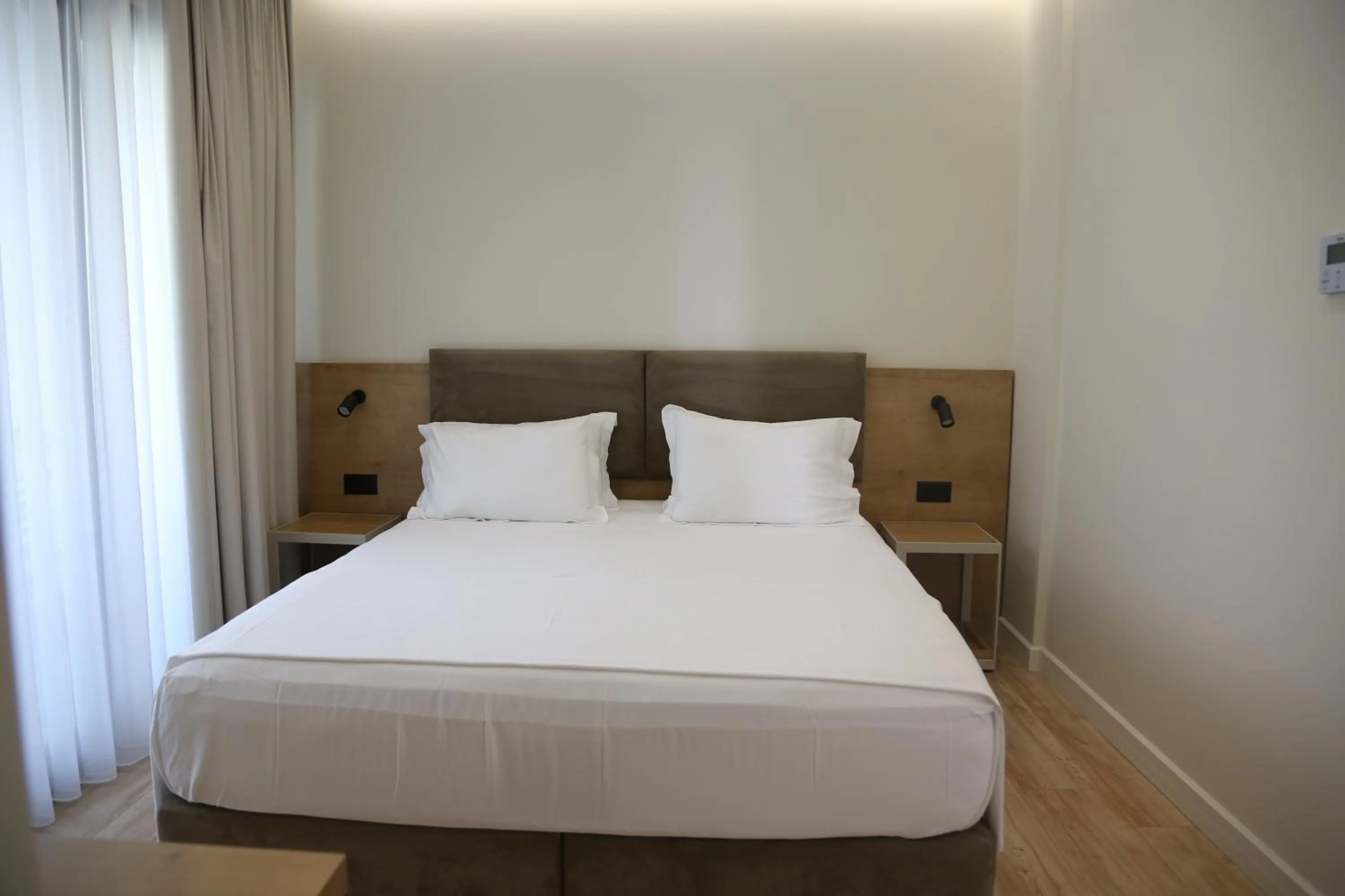 Bed in B&B Champagne, Vlore Bay