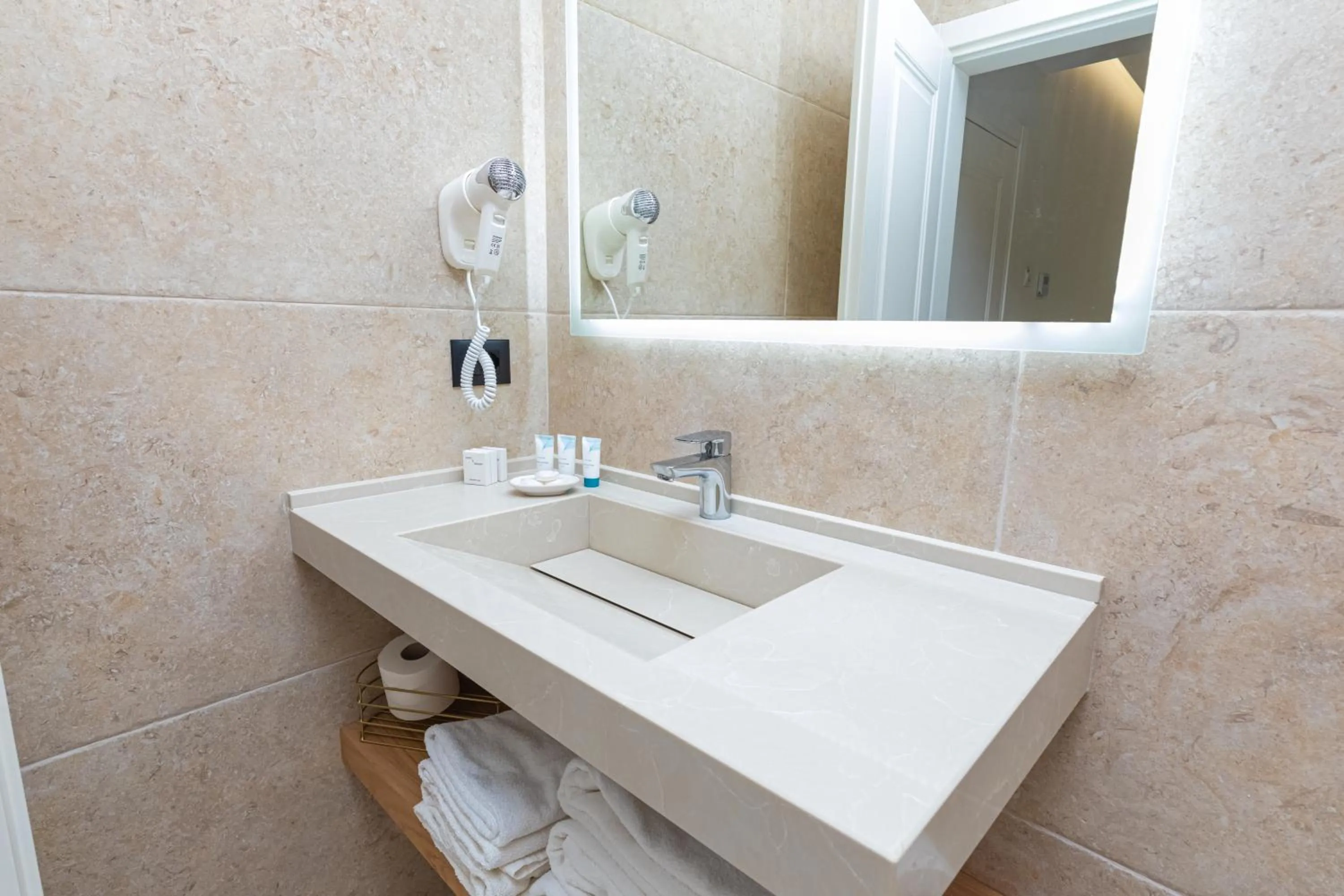 Bathroom in B&B Champagne, Vlore Bay